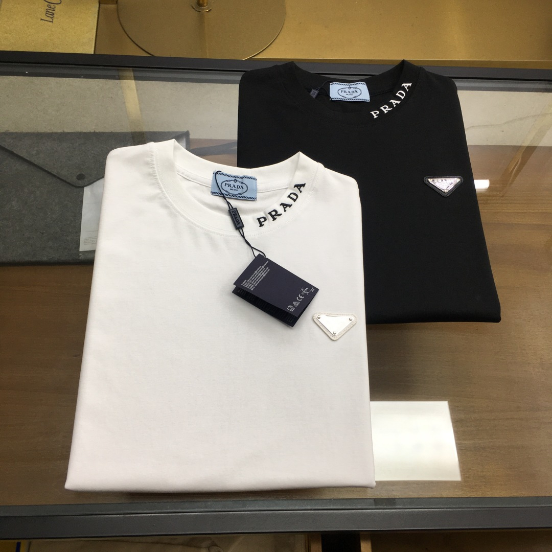 NO:848528,New product 'PRAD' advanced customization!  2026 spring and summer new short-sleeved. This T-shirt is a new product in the summer men's wear series. It is carefully made of imported fabrics with mercerized technology and has a heavy three-dimensional logo, adding a casual style. Size M-3XL, prada, T-shirt, tees, t-shirt,19860909新品《PRAD》 高级定制！ 2026春夏季新款短袖.这款T恤是夏季男装系列新品,采用丝光工艺进口面料精心制作,重工立体Logo,增添休闲风范咔.码数 M-3XL,,prada,T-shirt,tees，t-shirt,,Men's clothing