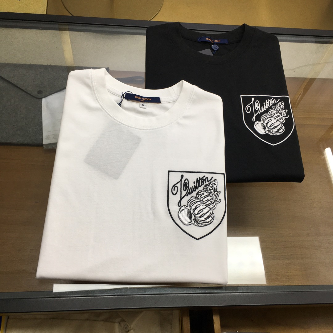 NO:848534,New product 'L.V' advanced customization!  2026 spring and summer new short-sleeved. This T-shirt is a new product in the summer men's wear series. It is carefully made of imported fabrics with mercerized technology and has a heavy three-dimensional logo, adding a casual style. Size M-3XL,, T-shirt, tees, t-shirt,19860909新品《L.V》 高级定制！ 2026春夏季新款短袖.这款T恤是夏季男装系列新品,采用丝光工艺进口面料精心制作,重工立体Logo,增添休闲风范咔.码数 M-3XL,,T-shirt,tees，t-shirt,,Men's clothing