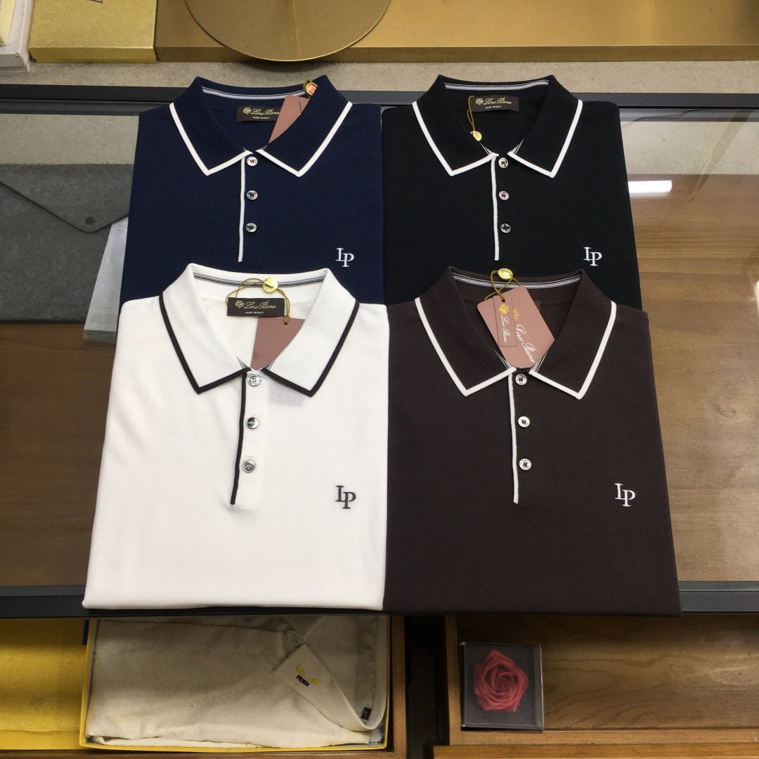 NO:848508,New products at the counter [LP..] 2026 new counter products for men, high-end simple knitted Polo collar short-sleeved T-shirts, products from Hong Kong Matheson Channel, pure blood quality, spring and summer new styles, classic ace series!  A high-end luxury and platinum-level classic basic T-shirt. The all-over design perfectly integrates Italian aesthetics and inherits the genes of the Jay family. It takes the minimalist route and is in line with modern urban aesthetics!  The foot-length craftsmanship is exquisitely presented, and it is a soul-like existence, which effectively flaunts the brand identity and guarantees the quality of the craftsmanship!  The top-quality mulberry silk acetate Tencel blended fabric is supplied by customers. It selects the best cotton raw materials with excellent sunlight in the Nile River area. It is made by heavy custom weaving and dyeing in a century-old workshop, transforming the fabric into incomparable comfort. It is treated with mercerization process, has a slight ice feel, and is very skin-friendly. In addition, it has a full cotton feel and excellent breathability!  The details and craftsmanship are extremely exquisite, the color scheme is light and versatile, suitable for all kinds of daily wear, and the mixing and matching compatibility is extremely high. It can be used in any occasion, business or leisure, and it is also very fashionable when going out on the street. It is an excellent must-have item for business and leisure wardrobes, and everyone has one!  Size M-3xL,,loro piana,T-shirt,tees,t-shirt,19860909专柜新品【LP..】 2026专柜新款男士高端简约针织Polo领短袖T恤衫,香港洋行渠道货,纯正血统品质,春夏新款,经典王牌系列！ 高端奢华且白金级的一款经典基础款T恤,通体的设计完美融合意式美学,且传承了杰家族的基因,走极简主义的路线,符合现代都市审美！齐脚工艺精美呈现,属于灵魂式的存在,有力标榜了品牌身份,以及对工艺品质的保证！ 客供顶级桑蚕丝醋酸天丝混纺面料,甄选尼罗河区域光照极好的上等棉花原料,经过百年工坊重磅定织定染而成,将面料蜕变成无敌舒适,采用丝光工艺处理,略带冰感,亲肤性绝佳享受,此外棉感十足,透气性优越！ 细节工艺极为考究,配色轻熟百搭,符合日常各种穿搭,混搭兼容空间极高,驾驭任何场合,商务休闲皆可,出街潮搭亦非常时尚,衣橱商务休闲绝佳的必备单品,人手一件！尺码M-3xL,,loro piana,T-shirt,tees，t-shirt,,Men's clothing