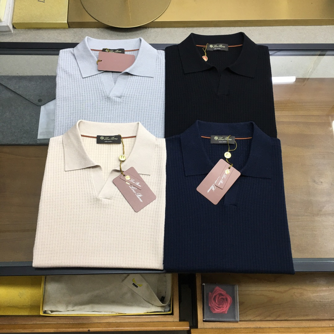 NO:848511,New products at the counter [LP..] 2026 new counter products for men, high-end simple knitted Polo V-neck short-sleeved T-shirts, products from Hong Kong Matheson Channel, pure blood quality, spring and summer new styles, classic ace series!  A high-end luxury and platinum-level classic basic T-shirt. The all-over design perfectly integrates Italian aesthetics and inherits the genes of the Jay family. It takes the minimalist route and is in line with modern urban aesthetics!  The foot-length craftsmanship is exquisitely presented, and it is a soul-like existence, which effectively flaunts the brand identity and guarantees the quality of the craftsmanship!  The top-quality mulberry silk acetate Tencel blended fabric is supplied by customers. It selects the best cotton raw materials with excellent sunlight in the Nile River area. It is made by heavy custom weaving and dyeing in a century-old workshop, transforming the fabric into incomparable comfort. It is treated with mercerization process, has a slight ice feel, and is very skin-friendly. In addition, it has a full cotton feel and excellent breathability!  The details and craftsmanship are extremely exquisite, the color scheme is light and versatile, suitable for all kinds of daily wear, and the mixing and matching compatibility is extremely high. It can be used in any occasion, business or leisure, and it is also very fashionable when going out on the street. It is an excellent must-have item for business and leisure wardrobes, and everyone has one!  Size M-3xL,,loro piana,T-shirt,tees,t-shirt,19860909专柜新品【LP..】 2026专柜新款男士高端简约针织PoloV领短袖T恤衫,香港洋行渠道货,纯正血统品质,春夏新款,经典王牌系列！ 高端奢华且白金级的一款经典基础款T恤,通体的设计完美融合意式美学,且传承了杰家族的基因,走极简主义的路线,符合现代都市审美！齐脚工艺精美呈现,属于灵魂式的存在,有力标榜了品牌身份,以及对工艺品质的保证！ 客供顶级桑蚕丝醋酸天丝混纺面料,甄选尼罗河区域光照极好的上等棉花原料,经过百年工坊重磅定织定染而成,将面料蜕变成无敌舒适,采用丝光工艺处理,略带冰感,亲肤性绝佳享受,此外棉感十足,透气性优越！ 细节工艺极为考究,配色轻熟百搭,符合日常各种穿搭,混搭兼容空间极高,驾驭任何场合,商务休闲皆可,出街潮搭亦非常时尚,衣橱商务休闲绝佳的必备单品,人手一件！尺码M-3xL,,loro piana,T-shirt,tees，t-shirt,,Men's clothing