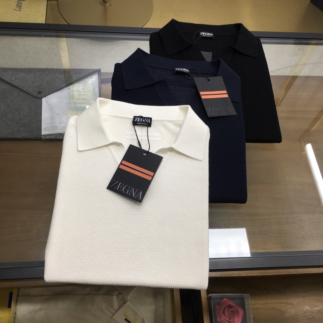 NO:848514,Counter new products [EZ..] 6 colors 2026 counter new men's high-end simple knitted Polo V-neck short-sleeved T-shirt, Hong Kong foreign company channel product, pure blood quality, spring and summer new style, classic trump card series!  A high-end luxury and platinum-level classic basic T-shirt. The all-over design perfectly integrates Italian aesthetics and inherits the genes of the Jay family. It takes the minimalist route and is in line with modern urban aesthetics!  The foot-length craftsmanship is exquisitely presented, and it is a soul-like existence, which effectively flaunts the brand identity and guarantees the quality of the craftsmanship!  The top-quality mulberry silk acetate Tencel blended fabric is supplied by customers. It selects the best cotton raw materials with excellent sunlight in the Nile River area. It is made by heavy custom weaving and dyeing in a century-old workshop, transforming the fabric into incomparable comfort. It is treated with mercerization process, has a slight ice feel, and is very skin-friendly. In addition, it has a full cotton feel and excellent breathability!  The details and craftsmanship are extremely exquisite, the color scheme is light and versatile, suitable for all kinds of daily wear, and the mixing and matching compatibility is extremely high. It can be used in any occasion, business or leisure, and it is also very fashionable when going out on the street. It is an excellent must-have item for business and leisure wardrobes, and everyone has one!  Size M-3xL,,T-shirt,tees,t-shirt,19860909专柜新品【EZ..】6色 2026专柜新款男士高端简约针织PoloV领短袖T恤衫,香港洋行渠道货,纯正血统品质,春夏新款,经典王牌系列！ 高端奢华且白金级的一款经典基础款T恤,通体的设计完美融合意式美学,且传承了杰家族的基因,走极简主义的路线,符合现代都市审美！齐脚工艺精美呈现,属于灵魂式的存在,有力标榜了品牌身份,以及对工艺品质的保证！ 客供顶级桑蚕丝醋酸天丝混纺面料,甄选尼罗河区域光照极好的上等棉花原料,经过百年工坊重磅定织定染而成,将面料蜕变成无敌舒适,采用丝光工艺处理,略带冰感,亲肤性绝佳享受,此外棉感十足,透气性优越！ 细节工艺极为考究,配色轻熟百搭,符合日常各种穿搭,混搭兼容空间极高,驾驭任何场合,商务休闲皆可,出街潮搭亦非常时尚,衣橱商务休闲绝佳的必备单品,人手一件！尺码M-3xL,,T-shirt,tees，t-shirt,,Men's clothing