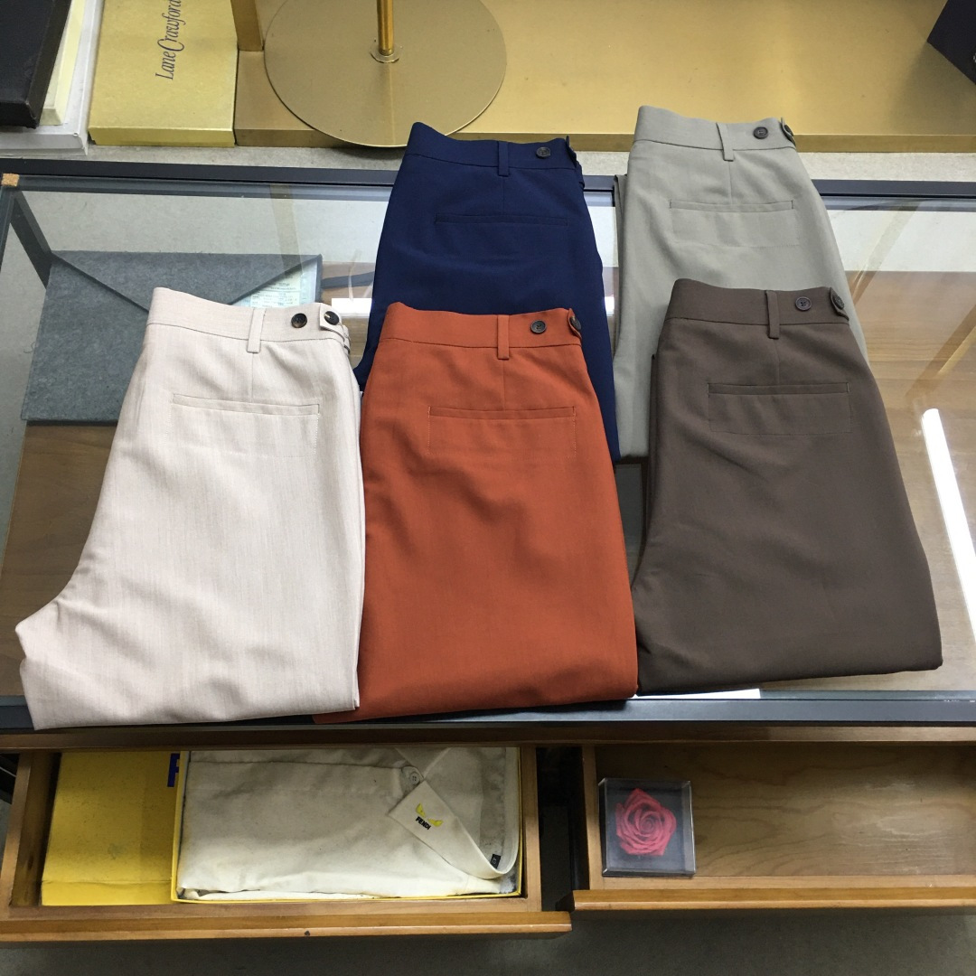 NO:848517,New products at the counter [EZ Jiejia] 2026SS spring and summer new high-order single-pleat men's casual trousers!  Casual slacks!  The urban elite's high-quality wardrobe redefines the aesthetics of business and casual wear with the brand's iconic Italian tailoring. It is a versatile tool in the urban elite's wardrobe.  The fabric is made of high-count blended technical materials (70 polyester fiber + 24 viscose fiber + 6 spandex). It has drape and anti-wrinkle properties. It is stiff and stylish while taking into account elasticity and breathability. It is not easy to wrinkle and deform after sitting for a long time, and is perfect for wearing in many scenes. The single pleat waist design cleverly modifies the waist and abdomen lines, leaving ample room for thigh movement. With neat straight-leg pants, it is easy to create an optimized ratio of 'wide at the top and narrow at the bottom', making you appear taller and neater.  In terms of details, the hidden design of the back pocket, the metal buttons on the waist and the brand logo webbing all show a low-key luxury texture. Suitable for different style needs, match with a Polo shirt/white T and white shoes. It is the same series for summer relaxation, and can easily control business commuting. Whether it is daily commuting, weekend travel or light business occasions, you can easily capture the relaxation and dignity of Italian old money style with a simple and advanced style. The five colors are as shown in the picture.  Sizes 30-40 (no 37, no 39) are shipped next day. Size reference: 30 size: waist 78 hip 100 thigh 58 trouser length 104 trouser leg 36,,19860909专柜新品【EZ 杰家】 2026SS春夏新款高定单褶男士休闲西裤！休闲便裤！ 都市精英的质感衣橱,以品牌标志性的意式剪裁,重新定义商务休闲的穿搭美学,是都市精英衣橱里的百搭利器. 面料采用高支混纺科技材质（70聚酯纤维+24粘纤+6氨纶）,自带垂坠抗皱属性,挺括有型的同时兼顾弹力与透气性,久坐也不易起皱变形,完美适配多场景穿着.单褶腰头设计巧妙修饰腰腹线条,为大腿预留充足活动空间,搭配利落的直筒裤型,轻松打造“上宽下窄”的优化比例,显高又利落. 细节上,后袋的隐藏式设计、腰头的金属纽扣与品牌标识织带,处处彰显低调奢华的质感.适配不同风格需求搭配Polo衫/白T与小白鞋是夏日松弛感搭配同系列,轻松驾驭商务通勤. 无论是日常通勤、周末出行还是轻商务场合,都能以简约高级的风格,轻松拿捏意式老钱风的松弛与体面. 颜色5色如图 尺码30-40（无37无39）隔天出货 尺寸参考 30码:腰围78臀围100大腿围58裤长104裤脚36,,,Men's clothing