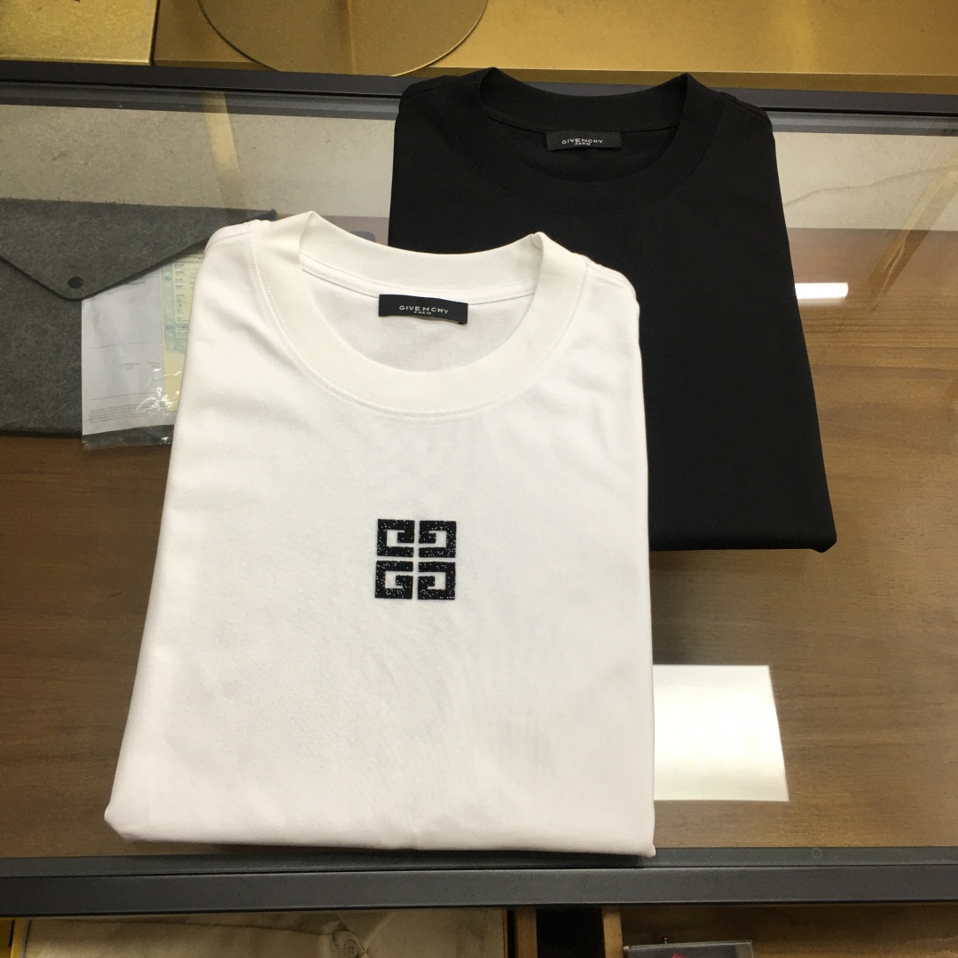 NO:911256,[GVC] 2026 new casual round neck short-sleeved T-shirt, trade order from foreign trade company, highly recommended, brand original product, perfect and first-class product!  An item with a strong sense of craftsmanship and design, which brings fashion aesthetics to the extreme. It is quite artistic and made of custom-made pure cotton!  The fabric is soft and comfortable!  The details are designed in place, the construction is very unique and clever, the whole body is clean and neat, the lines are simple and elegant. It can be worn alone or as a base layer!  Color: White Black Size: M-4XL [Please state your height and weight when placing an order].,, T-shirt, tees, t-shirt,19860909【GVC】 2026新品休闲圆领短袖T恤,外贸公司贸易订单,重磅推荐,品牌原产 品相完美一流！工艺设计感超强的一款单品,将时装美学发挥到极致,相当有意境,定制纯棉材质！面料柔软舒适！细节设计到位,非常别致巧妙的构建,通体干净利落,线条感简洁大方.单穿打底皆宜！ 颜色:白色 黑色 码数:M-4XL【下单请报身高体重】.,,T-shirt,tees，t-shirt,,Men's clothing