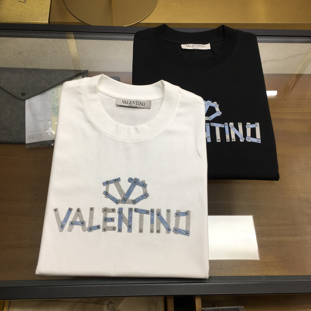 NO:911261,[VLTN] 2026 new casual round neck short-sleeved T-shirt, trade order from foreign trade company, highly recommended, brand original product, perfect and first-class product!  An item with a strong sense of craftsmanship and design, which brings fashion aesthetics to the extreme. It is quite artistic and made of custom-made pure cotton!  The fabric is soft and comfortable!  The details are designed in place, the construction is very unique and clever, the whole body is clean and neat, the lines are simple and elegant. It can be worn alone or as a base layer!  Color: White Black Size: M-4XL [Please state your height and weight when placing an order].,, T-shirt, tees, t-shirt,19860909【VLTN】 2026新品休闲圆领短袖T恤,外贸公司贸易订单,重磅推荐,品牌原产 品相完美一流！工艺设计感超强的一款单品,将时装美学发挥到极致,相当有意境,定制纯棉材质！面料柔软舒适！细节设计到位,非常别致巧妙的构建,通体干净利落,线条感简洁大方.单穿打底皆宜！ 颜色:白色 黑色 码数:M-4XL【下单请报身高体重】.,,T-shirt,tees，t-shirt,,Men's clothing