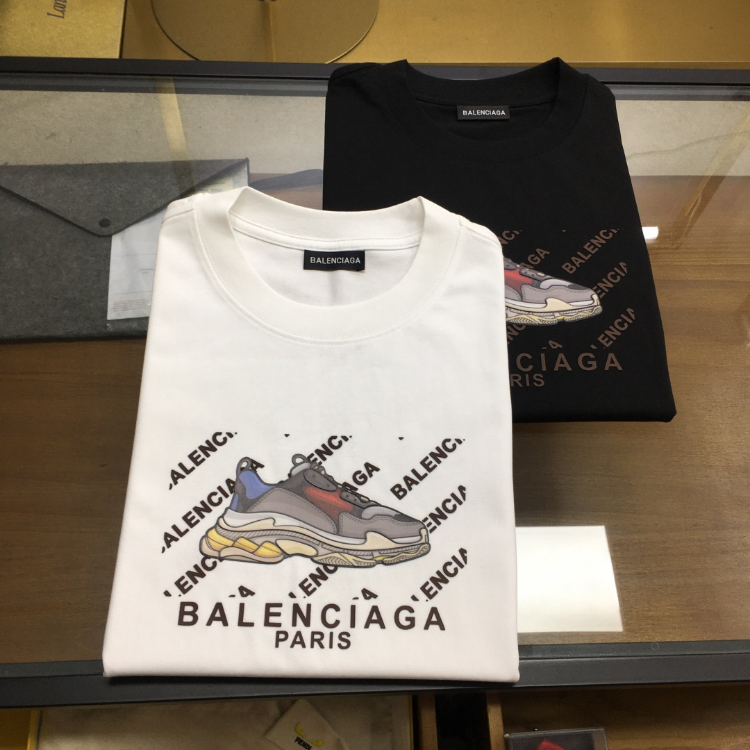 NO:911218,[BLCA] 2026 new casual round neck short-sleeved T-shirt, trade order from foreign trade company, highly recommended, original brand product, perfect and first-class product!  An item with a strong sense of craftsmanship and design, which brings fashion aesthetics to the extreme. It is quite artistic and made of custom-made pure cotton!  The fabric is soft and comfortable!  The details are designed in place, the construction is very unique and clever, the whole body is clean and neat, the lines are simple and elegant. It can be worn alone or as a base layer!  Color: White Black Size: M-4XL [Please state your height and weight when placing an order].,, T-shirt, tees, t-shirt,19860909【BLCA】 2026新品休闲圆领短袖T恤,外贸公司贸易订单,重磅推荐,品牌原产 品相完美一流！工艺设计感超强的一款单品,将时装美学发挥到极致,相当有意境,定制纯棉材质！面料柔软舒适！细节设计到位,非常别致巧妙的构建,通体干净利落,线条感简洁大方.单穿打底皆宜！ 颜色:白色 黑色 码数:M-4XL【下单请报身高体重】.,,T-shirt,tees，t-shirt,,Men's clothing