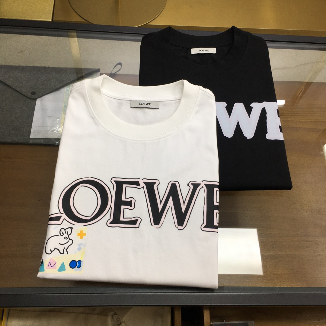 NO:911228,[Loew] 2026 new casual round neck short-sleeved T-shirt, trade order from foreign trade company, highly recommended, original brand product, perfect and first-class product!  An item with a strong sense of craftsmanship and design, which brings fashion aesthetics to the extreme. It is quite artistic and made of custom-made pure cotton!  The fabric is soft and comfortable!  The details are designed in place, the construction is very unique and clever, the whole body is clean and neat, the lines are simple and elegant. It can be worn alone or as a base layer!  Color: White Black Size: M-4XL [Please state your height and weight when placing an order].,,loewe,T-shirt,tees,t-shirt,19860909【Loew】 2026新品休闲圆领短袖T恤,外贸公司贸易订单,重磅推荐,品牌原产 品相完美一流！工艺设计感超强的一款单品,将时装美学发挥到极致,相当有意境,定制纯棉材质！面料柔软舒适！细节设计到位,非常别致巧妙的构建,通体干净利落,线条感简洁大方.单穿打底皆宜！ 颜色:白色 黑色 码数:M-4XL【下单请报身高体重】.,,loewe,T-shirt,tees，t-shirt,,Men's clothing