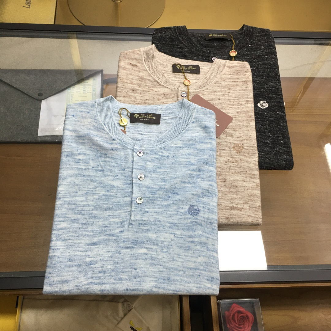 NO:955654,New products at the counter ~ [LP] 2026SS new spring and summer henley collar linen blended knitted short-sleeved T-shirt!  The relaxed Italian gentleman integrates the brand's iconic comfortable aesthetics into casual items and uses the natural texture of linen blend to create a relaxed gentleman style in spring and summer.  The fabric is made of linen + acrylic blended knitting. The floral yarn texture has a distressed texture. The breathability and dryness of linen are perfectly combined with the drape and wrinkle resistance of acrylic. The upper body is light and not sweaty, while taking into account the practicality of not being easily deformed. The classic Henry collar design, with three dark shell buttons on the placket, is low-key and detailed; the same color embroidered brand badge on the left chest is the finishing touch of brand recognition.  The style is restrained and high-end. The neat ribbed cuffs and hem give the silhouette just the right amount of looseness, and the body-friendly tailoring is suitable for most scenes. The floral gauze options in light blue, camel, and dark gray come with built-in retro filters. Paired with casual linen shorts, it is a relaxed look for weekend outings. Paired with casual trousers, it can also be used in light business occasions, making it easy to wear one outfit for multiple wears.  From the texture of the fabric, the neatness of the wiring, to the brand logo in the details, this T-shirt integrates Loro Piana's Italian elegance genes into daily life. In an unobtrusive way, it can easily create a style model that coexists with a sense of luxury and relaxation. Color blue, khaki, black Size 48-56 Size reference 48 size: shoulder width 44 chest size 98 length 67 Size 50: shoulder width 45 chest size 102 length 68  Size 52: shoulder width 46, bust 106, length 69, size 54: shoulder width 47, bust 110, length 70, size 56: shoulder width 48, bust 114, length 71, loro piana, loro piana, shorts, T-shirt, tees, t-shirt,19860909专柜新品～【LP】 2026SS春夏新款亨利领亚麻混纺针织短袖T恤！ 松弛感意式绅士,将品牌标志性的舒适美学融入休闲单品,用亚麻混纺的天然质感,打造春夏的松弛绅士格调. 面料采用亚麻+腈纶混纺针织打造,花纱肌理自带做旧质感,亚麻的透气干爽与腈纶的垂坠抗皱完美结合,上身轻盈不闷汗,同时兼顾了不易变形的实用性.经典的亨利领设计,搭配三颗深色贝壳扣门襟,低调中带着细节质感；左胸的同色系刺绣品牌徽章,是品牌辨识度的点睛之笔,克制而高级.利落的罗纹收边袖口与下摆,让版型呈现恰到好处的微宽松效果,不挑身形的剪裁适配绝大多数场景.浅蓝、驼色、深灰三色的花纱选择,自带复古滤镜,搭配休闲亚麻短裤是周末出游的松弛感造型,搭配休闲西裤也能胜任轻商务场合,轻松实现一衣多穿. 从面料的肌理、走线的工整,到细节处的品牌标识,这件T恤将Loro Piana的意式优雅基因融入日常,用不张扬的方式,轻松打造出高级感与松弛感并存的穿搭范本. 颜色蓝色、卡其色、黑色 尺码48-56 尺寸参考 48码:肩宽44胸围98衣长67 50码:肩宽45胸围102衣长68 52码:肩宽46胸围106衣长69 54码:肩宽47胸围110衣长70 56码:肩宽48胸围114衣长71,,loro piana,loro piana,shorts,T-shirt,tees，t-shirt,,Men's clothing