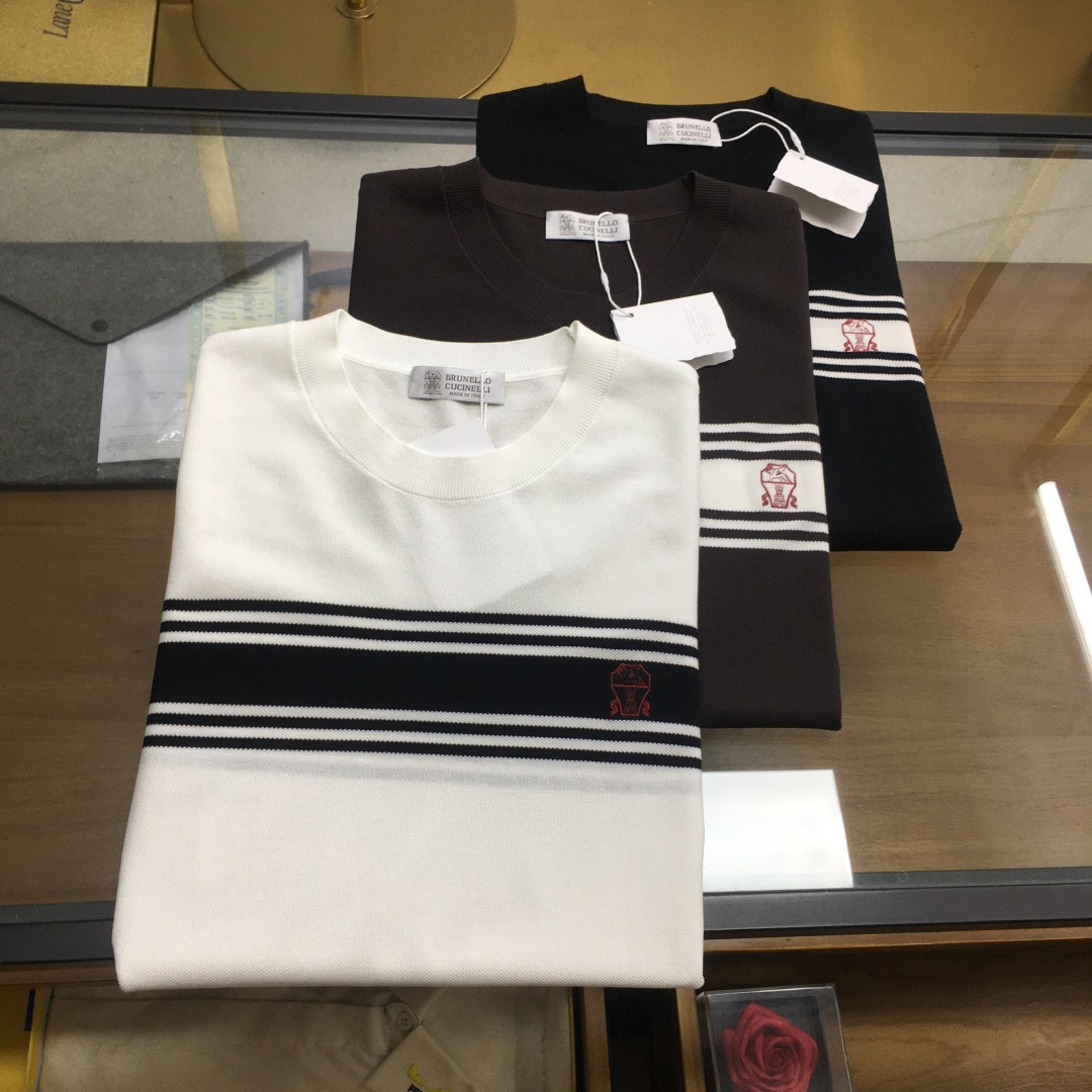 NO:955661,New products at the counter [BC] 2026 new counter products for men, high-end simple knitted round neck short-sleeved T-shirts, products from Hong Kong Matheson Channel, pure blood quality, new spring and summer styles, classic ace series!  A high-end, luxurious and platinum-level classic basic T-shirt. The all-over design perfectly integrates Italian aesthetics and inherits the genes of the Jay family. It takes a minimalist route and is in line with modern urban aesthetics!  The foot-length craftsmanship is exquisitely presented, and it is a soul-like existence, which effectively flaunts the brand identity and guarantees the quality of the craftsmanship!  The top-quality mulberry silk acetate Tencel blended fabric is supplied by customers. It selects the best cotton raw materials with excellent sunlight in the Nile River area. It is made through heavy custom weaving and dyeing in a century-old workshop, transforming the fabric into incomparable comfort. It is treated with mercerization process, has a slight ice feel, and is very skin-friendly. In addition, it has a full cotton feel and excellent breathability!  The details and craftsmanship are extremely exquisite, the color scheme is light and versatile, suitable for various daily outfits, and the mix and match compatibility is extremely high. It can be used in any occasion, business or leisure, and it is also very fashionable for street wear. It is an excellent must-have item for business and leisure wardrobes, and everyone has one!  Size M-3xL,,T-shirt,tees,t-shirt,19860909专柜新品【BC】 2026专柜新款男士高端简约针织圆领短袖T恤衫,香港洋行渠道货,纯正血统品质,春夏新款,经典王牌系列！ 高端奢华且白金级的一款经典基础款T恤,通体的设计完美融合意式美学,且传承了杰家族的基因,走极简主义的路线,符合现代都市审美！齐脚工艺精美呈现,属于灵魂式的存在,有力标榜了品牌身份,以及对工艺品质的保证！ 客供顶级桑蚕丝醋酸天丝混纺面料,甄选尼罗河区域光照极好的上等棉花原料,经过百年工坊重磅定织定染而成,将面料蜕变成无敌舒适,采用丝光工艺处理,略带冰感,亲肤性绝佳享受,此外棉感十足,透气性优越！ 细节工艺极为考究,配色轻熟百搭,符合日常各种穿搭,混搭兼容空间极高,驾驭任何场合,商务休闲皆可,出街潮搭亦非常时尚,衣橱商务休闲绝佳的必备单品,人手一件！尺码M-3xL,,T-shirt,tees，t-shirt,,Men's clothing