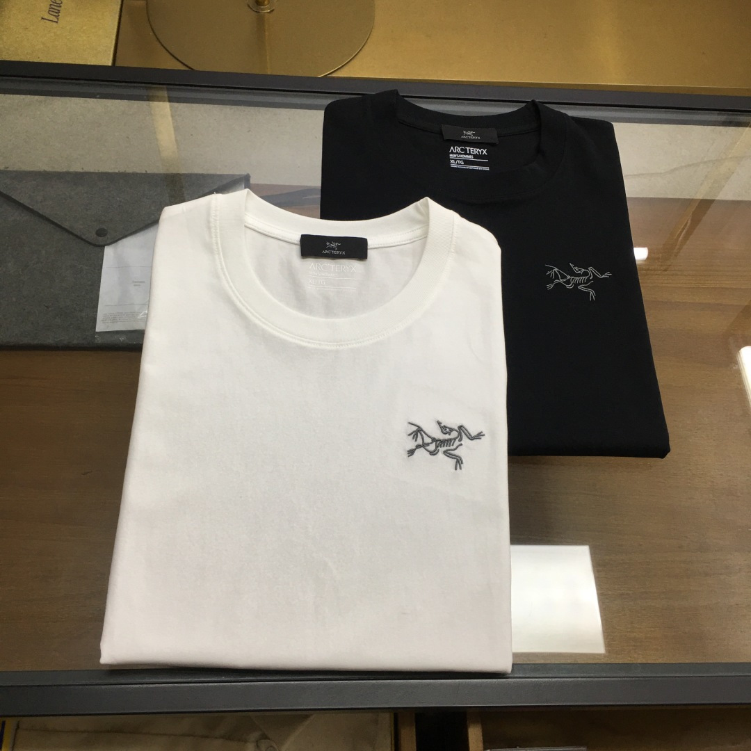 NO:955677,[Archaeopteryx] 2026 new casual round neck short-sleeved T-shirt, trade order from foreign trade company, highly recommended, brand original product, perfect and first-class product!  An item with a strong sense of craftsmanship and design, which brings fashion aesthetics to the extreme. It is quite artistic and made of custom-made pure cotton!  The fabric is soft and comfortable!  The details are designed in place, the construction is very unique and clever, the whole body is clean and neat, the lines are simple and elegant. It can be worn alone or as a base layer!  Color: White Black Size: M-3XL [Please state your height and weight when placing an order]., arc'teryx, T-shirt, tees, t-shirt,19860909【始祖鸟】 2026新品休闲圆领短袖T恤,外贸公司贸易订单,重磅推荐,品牌原产 品相完美一流！工艺设计感超强的一款单品,将时装美学发挥到极致,相当有意境,定制纯棉材质！面料柔软舒适！细节设计到位,非常别致巧妙的构建,通体干净利落,线条感简洁大方.单穿打底皆宜！ 颜色:白色 黑色 码数:M-3XL【下单请报身高体重】.,arc'teryx,T-shirt,tees，t-shirt,,Men's clothing
