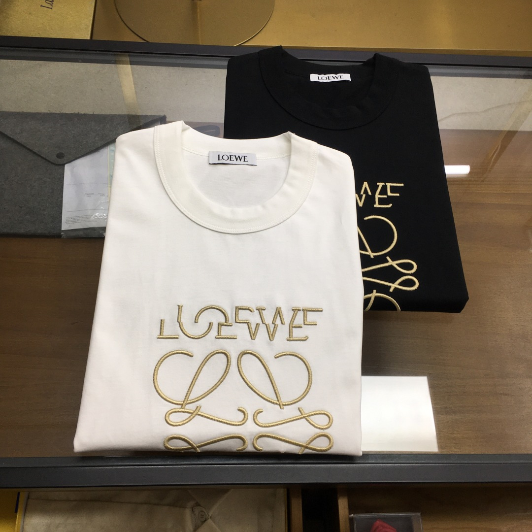 NO:955685,[Loew] 2026 new casual round neck short-sleeved T-shirt, trade order from foreign trade company, highly recommended, original brand product, perfect and first-class product!  An item with a strong sense of craftsmanship and design, which brings fashion aesthetics to the extreme. It is quite artistic and made of custom-made pure cotton!  The fabric is soft and comfortable!  The details are designed in place, the construction is very unique and clever, the whole body is clean and neat, the lines are simple and elegant. It can be worn alone or as a base layer!  Color: White Black Size: M-3XL [Please state your height and weight when placing an order].,,loewe,T-shirt,tees,t-shirt,19860909【Loew】 2026新品休闲圆领短袖T恤,外贸公司贸易订单,重磅推荐,品牌原产 品相完美一流！工艺设计感超强的一款单品,将时装美学发挥到极致,相当有意境,定制纯棉材质！面料柔软舒适！细节设计到位,非常别致巧妙的构建,通体干净利落,线条感简洁大方.单穿打底皆宜！ 颜色:白色 黑色 码数:M-3XL【下单请报身高体重】.,,loewe,T-shirt,tees，t-shirt,,Men's clothing