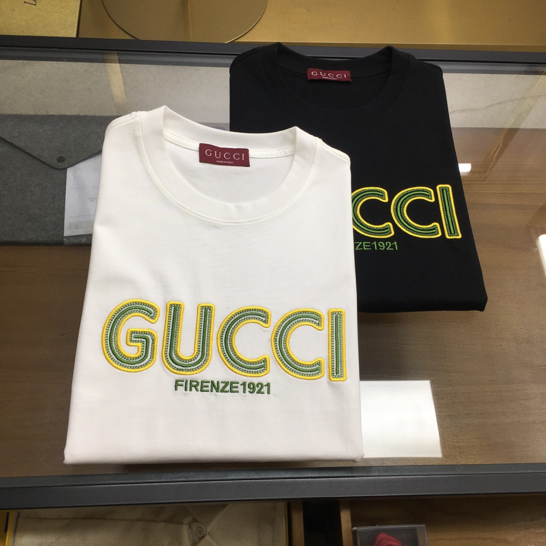 NO:955705,[Gu.ci] 2026 new casual round neck short-sleeved T-shirt, trade order from foreign trade company, highly recommended, brand original product, perfect and first-class product!  An item with a strong sense of craftsmanship and design, which brings fashion aesthetics to the extreme. It is quite artistic and made of custom-made pure cotton!  The fabric is soft and comfortable!  The details are designed in place, the construction is very unique and clever, the whole body is clean and neat, the lines are simple and elegant. It can be worn alone or as a base layer!  Color: White Black Size: M-3XL [Please state your height and weight when placing an order].,, T-shirt, tees, t-shirt,19860909【Gu.ci】 2026新品休闲圆领短袖T恤,外贸公司贸易订单,重磅推荐,品牌原产 品相完美一流！工艺设计感超强的一款单品,将时装美学发挥到极致,相当有意境,定制纯棉材质！面料柔软舒适！细节设计到位,非常别致巧妙的构建,通体干净利落,线条感简洁大方.单穿打底皆宜！ 颜色:白色 黑色 码数:M-3XL【下单请报身高体重】.,,T-shirt,tees，t-shirt,,Men's clothing