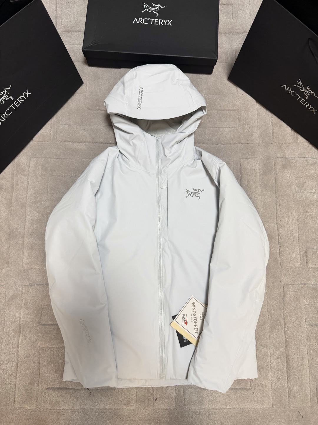 NO:661636,Supply price Amazon 2025 purchasing designated version Arcteryx/Arcteryx Solano DOWN GORE-TEX small logo solid color windproof and waterproof warm down jacket Design concept This Solano down jacket is the most representative lightweight goose down jacket this year, a design style that explores the coexistence of outdoor sports and urban leisure. It is extremely cold-proof and warm, giving you enough warm care in winter. Limited edition Not available in China  Premium outdoor all-weather goose down ski jacket. Pure original version. Every detail is enough to shock your soul the moment you buy it. The low temperature of this down jacket cannot stop your performance on curves. The Solano jacket is designed to withstand cold weather. It not only has good thermal insulation performance, but also provides wind and rain protection, and its appearance is also concise and elegant. Fabric + Features: Filled with 750 fill power goose down, it can also provide good comfort and breathability when the cold is raging.  GORE-TEX fabric can protect against wind, rain, and snow. Low temperature, cold wind, and light snowfall. The hoody keeps you warm, windproof, and rainproof, allowing you to enjoy a whole day of outdoor life. The sleeves are made of PFAS-free GORE-TEX fabric, which can protect against wind and rain. The lower back and armpits are made of lightweight elastic soft shell, which is more ventilated and breathable. 750-fill gray goose down protects core warmth. The precision logo embroidery on the chest and hood is from Tajima machines imported from Japan.  The workmanship is very exquisite. The interior is full of velvet and the surface is stitched. It does not seep or leak at all. It is customized for customers. There is a large pocket on the right side of the inside for storage, and a zipper pocket on the left side. There are many adjustable buckles on the hem and hood, which are windproof and warm, and you can freely adjust the comfort. Nylon fabric and spliced knitted fabric under the arms are windproof. The waterproof performance has been completely improved, allowing the cold wind from outside to invade the inside. It is beyond the previous waterproof effect.  Even if rain and snow stick to the surface of clothes for a long time, there will be no problem of penetrating into the inside. Functional multi-pocket design makes it more convenient to carry items when traveling. All pockets are closed with zippers. Fully customized Ykk tapered edges. Durable and will not cause tearing due to excessive force. Craftsmanship. High-end embroidery of the bone bird LOGO on the chest. Precise stitching. The lines are smooth and clear. No skipping stitches, confusion and other defects. Eye-catching and classy. Symbolizes the top outdoor brand image. There is a hidden pocket decoration on the left chest.  It is more worry-free to store valuables. The washing method is not washable, not machine washable, and can be dry cleaned. Color: S M L19860909供货价 亚马逊2025代购指定版本Arcteryx/始祖鸟 索拉诺Solano DOWN GORE-TEX 小logo纯色防风防水保暖羽绒服 设计理念 这款鸟家Solano羽绒服,本年度最具代表性的轻量化鹅绒羽绒服 ,探索户外运动于城市休闲并存的一款设计风格 极致御寒保暖 给予你冬季足够温暖的呵护 限定版本 国内无售 高级户外全天候鹅绒滑雪服 纯原版本,每一处细节 入手后的那一刻 足矣震撼你的心灵 ,这款羽绒服 低温无法阻挡你在弯道上的表现. Solano夹克为抵御寒冷天气而设计,不仅具有良好的保暖性能,还可提供防风雨保护,外观也凝练优雅. 面料+特点 采用750蓬松度鹅绒填充,在严寒肆虐之时也可提供良好的舒适性, 透气 GORE-TEX 面料可遮蔽风、雨、雪的侵袭. 低温、寒风、轻度降雪.连帽衣锁温保暖、防风防雨,让你享受一整天的户外生活.袖子采用不含PFAS的GORE-TEX面料,可以抵御风雨.下背部和腋下采用轻量的弹力软壳,更加通风透气.750蓬松度灰鹅绒守护核心温暖. 胸前和帽子精密logo刺绣来自日本进口田岛机器 做工非常精致 内里充绒饱满,表层走针 丝毫不渗水 不漏水 客供定制专属 内侧右边有一个大口袋可收纳,左边有一个拉链口袋. 下摆、兜帽多处可调节扣绳,防风保暖,自由调整舒适度 锦纶面料,腋下拼接针织面料,防风 防水性能得到全新的提升 让外部寒风低温 入侵不到内部丝毫 超脱以往的防水效果 雨雪长时间附于衣服表层,也不会有任何往内部渗透问题  功能性多口袋设计 出行携带物品更加方便 全身口袋都采用拉链闭合方式 全定制Ykk 压胶走边 耐用且不会有用力过度 出现撕裂现象 工艺 胸前高端刺绣化骨鸟LOGO 走针精密 线条流畅清晰 没有跳针 错乱等瑕疵 醒目有档次 象征顶级户外品牌形象 左侧胸前有一个隐藏式口袋装饰 存放贵重物品更加省心 洗涤方式不可水洗 不可机洗 可干洗 颜色:S M L XL XXL 尺码:黑色 隐秘灰 层云蓝 复古绿 星际紫,,jil sanderarc'teryx,jackets & coats,down jacket,hats, ,Men's clothing