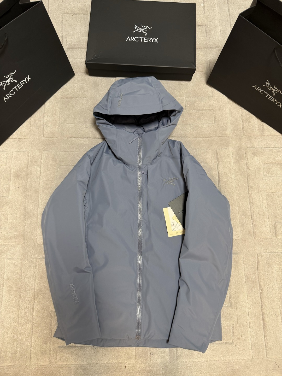 NO:657429,Supply price Amazon 2025 purchasing designated version Arcteryx/Arcteryx Solano DOWN GORE-TEX small logo solid color windproof and waterproof warm down jacket Design concept This Solano down jacket is the most representative lightweight goose down jacket this year, a design style that explores the coexistence of outdoor sports and urban leisure. It is extremely cold-proof and warm, giving you enough warm care in winter. Limited edition Not available in China  Premium outdoor all-weather goose down ski jacket. Pure original version. Every detail is enough to shock your soul the moment you buy it. The low temperature of this down jacket cannot stop your performance on curves. The Solano jacket is designed to withstand cold weather. It not only has good thermal insulation performance, but also provides wind and rain protection, and its appearance is also concise and elegant. Fabric + Features: Filled with 750 fill power goose down, it can also provide good comfort and breathability when the cold is raging.  GORE-TEX fabric can protect against wind, rain, and snow. Low temperature, cold wind, and light snowfall. The hoody keeps you warm, windproof, and rainproof, allowing you to enjoy a whole day of outdoor life. The sleeves are made of PFAS-free GORE-TEX fabric, which can protect against wind and rain. The lower back and armpits are made of lightweight elastic soft shell, which is more ventilated and breathable. 750-fill gray goose down protects core warmth. The precision logo embroidery on the chest and hood is from Tajima machines imported from Japan.  The workmanship is very exquisite. The interior is full of velvet and the surface is stitched. It does not seep or leak at all. It is customized for customers. There is a large pocket on the right side of the inside for storage, and a zipper pocket on the left side. There are many adjustable buckles on the hem and hood, which are windproof and warm, and you can freely adjust the comfort. Nylon fabric and spliced knitted fabric under the arms are windproof. The waterproof performance has been completely improved, allowing the cold wind from outside to invade the inside. It is beyond the previous waterproof effect.  Even if rain and snow stick to the surface of clothes for a long time, there will be no problem of penetrating into the inside. Functional multi-pocket design makes it more convenient to carry items when traveling. All pockets are closed with zippers. Fully customized Ykk tapered edges. Durable and will not cause tearing due to excessive force. Craftsmanship. High-end embroidery of the bone bird LOGO on the chest. Precise stitching. The lines are smooth and clear. No skipping stitches, confusion and other defects. Eye-catching and classy. Symbolizes the top outdoor brand image. There is a hidden pocket decoration on the left chest.  It is more worry-free to store valuables. The washing method is not washable, not machine washable, and can be dry cleaned. Color: S M L19860909供货价 亚马逊2025代购指定版本Arcteryx/始祖鸟 索拉诺Solano DOWN GORE-TEX 小logo纯色防风防水保暖羽绒服 设计理念 这款鸟家Solano羽绒服,本年度最具代表性的轻量化鹅绒羽绒服 ,探索户外运动于城市休闲并存的一款设计风格 极致御寒保暖 给予你冬季足够温暖的呵护 限定版本 国内无售 高级户外全天候鹅绒滑雪服 纯原版本,每一处细节 入手后的那一刻 足矣震撼你的心灵 ,这款羽绒服 低温无法阻挡你在弯道上的表现. Solano夹克为抵御寒冷天气而设计,不仅具有良好的保暖性能,还可提供防风雨保护,外观也凝练优雅. 面料+特点 采用750蓬松度鹅绒填充,在严寒肆虐之时也可提供良好的舒适性, 透气 GORE-TEX 面料可遮蔽风、雨、雪的侵袭. 低温、寒风、轻度降雪.连帽衣锁温保暖、防风防雨,让你享受一整天的户外生活.袖子采用不含PFAS的GORE-TEX面料,可以抵御风雨.下背部和腋下采用轻量的弹力软壳,更加通风透气.750蓬松度灰鹅绒守护核心温暖. 胸前和帽子精密logo刺绣来自日本进口田岛机器 做工非常精致 内里充绒饱满,表层走针 丝毫不渗水 不漏水 客供定制专属 内侧右边有一个大口袋可收纳,左边有一个拉链口袋. 下摆、兜帽多处可调节扣绳,防风保暖,自由调整舒适度 锦纶面料,腋下拼接针织面料,防风 防水性能得到全新的提升 让外部寒风低温 入侵不到内部丝毫 超脱以往的防水效果 雨雪长时间附于衣服表层,也不会有任何往内部渗透问题  功能性多口袋设计 出行携带物品更加方便 全身口袋都采用拉链闭合方式 全定制Ykk 压胶走边 耐用且不会有用力过度 出现撕裂现象 工艺 胸前高端刺绣化骨鸟LOGO 走针精密 线条流畅清晰 没有跳针 错乱等瑕疵 醒目有档次 象征顶级户外品牌形象 左侧胸前有一个隐藏式口袋装饰 存放贵重物品更加省心 洗涤方式不可水洗 不可机洗 可干洗 颜色:S M L XL XXL 尺码:黑色 隐秘灰 层云蓝 复古绿 星际紫,,jil sanderarc'teryx,jackets & coats,down jacket,hats,alexander wang,Men's clothing