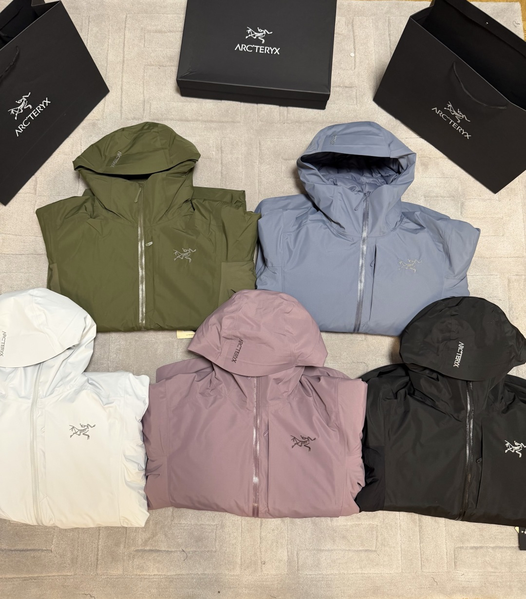 NO:657434,Supply price Amazon 2025 purchasing designated version Arcteryx/Arcteryx Solano DOWN GORE-TEX small logo solid color windproof and waterproof warm down jacket Design concept This Solano down jacket is the most representative lightweight goose down jacket this year, a design style that explores the coexistence of outdoor sports and urban leisure. It is extremely cold-proof and warm, giving you enough warm care in winter. Limited edition Not available in China  Premium outdoor all-weather goose down ski jacket. Pure original version. Every detail is enough to shock your soul the moment you buy it. The low temperature of this down jacket cannot stop your performance on curves. The Solano jacket is designed to withstand cold weather. It not only has good thermal insulation performance, but also provides wind and rain protection, and its appearance is also concise and elegant. Fabric + Features: Filled with 750 fill power goose down, it can also provide good comfort and breathability when the cold is raging.  GORE-TEX fabric can protect against wind, rain, and snow. Low temperature, cold wind, and light snowfall. The hoody keeps you warm, windproof, and rainproof, allowing you to enjoy a whole day of outdoor life. The sleeves are made of PFAS-free GORE-TEX fabric, which can protect against wind and rain. The lower back and armpits are made of lightweight elastic soft shell, which is more ventilated and breathable. 750-fill gray goose down protects core warmth. The precision logo embroidery on the chest and hood is from Tajima machines imported from Japan.  The workmanship is very exquisite. The interior is full of velvet and the surface is stitched. It does not seep or leak at all. It is customized for customers. There is a large pocket on the right side of the inside for storage, and a zipper pocket on the left side. There are many adjustable buckles on the hem and hood, which are windproof and warm, and you can freely adjust the comfort. Nylon fabric and spliced knitted fabric under the arms are windproof. The waterproof performance has been completely improved, allowing the cold wind from outside to invade the inside. It is beyond the previous waterproof effect.  Even if rain and snow stick to the surface of clothes for a long time, there will be no problem of penetrating into the inside. Functional multi-pocket design makes it more convenient to carry items when traveling. All pockets are closed with zippers. Fully customized Ykk tapered edges. Durable and will not cause tearing due to excessive force. Craftsmanship. High-end embroidery of the bone bird LOGO on the chest. Precise stitching. The lines are smooth and clear. No skipping stitches, confusion and other defects. Eye-catching and classy. Symbolizes the top outdoor brand image. There is a hidden pocket decoration on the left chest.  It is more worry-free to store valuables. The washing method is not washable, not machine washable, and can be dry cleaned. Color: XS S M L19860909供货价 亚马逊2025代购指定版本Arcteryx/始祖鸟 索拉诺Solano DOWN GORE-TEX 小logo纯色防风防水保暖羽绒服 设计理念 这款鸟家Solano羽绒服,本年度最具代表性的轻量化鹅绒羽绒服 ,探索户外运动于城市休闲并存的一款设计风格 极致御寒保暖 给予你冬季足够温暖的呵护 限定版本 国内无售 高级户外全天候鹅绒滑雪服 纯原版本,每一处细节 入手后的那一刻 足矣震撼你的心灵 ,这款羽绒服 低温无法阻挡你在弯道上的表现. Solano夹克为抵御寒冷天气而设计,不仅具有良好的保暖性能,还可提供防风雨保护,外观也凝练优雅. 面料+特点 采用750蓬松度鹅绒填充,在严寒肆虐之时也可提供良好的舒适性, 透气 GORE-TEX 面料可遮蔽风、雨、雪的侵袭. 低温、寒风、轻度降雪.连帽衣锁温保暖、防风防雨,让你享受一整天的户外生活.袖子采用不含PFAS的GORE-TEX面料,可以抵御风雨.下背部和腋下采用轻量的弹力软壳,更加通风透气.750蓬松度灰鹅绒守护核心温暖. 胸前和帽子精密logo刺绣来自日本进口田岛机器 做工非常精致 内里充绒饱满,表层走针 丝毫不渗水 不漏水 客供定制专属 内侧右边有一个大口袋可收纳,左边有一个拉链口袋. 下摆、兜帽多处可调节扣绳,防风保暖,自由调整舒适度 锦纶面料,腋下拼接针织面料,防风 防水性能得到全新的提升 让外部寒风低温 入侵不到内部丝毫 超脱以往的防水效果 雨雪长时间附于衣服表层,也不会有任何往内部渗透问题  功能性多口袋设计 出行携带物品更加方便 全身口袋都采用拉链闭合方式 全定制Ykk 压胶走边 耐用且不会有用力过度 出现撕裂现象 工艺 胸前高端刺绣化骨鸟LOGO 走针精密 线条流畅清晰 没有跳针 错乱等瑕疵 醒目有档次 象征顶级户外品牌形象 左侧胸前有一个隐藏式口袋装饰 存放贵重物品更加省心 洗涤方式不可水洗 不可机洗 可干洗 颜色:XS S M L XL XXL 尺码:黑色 隐秘灰 层云蓝 复古绿 星际紫,,jil sanderarc'teryx,jackets & coats,down jacket,hats,alexander wang,Men's clothing