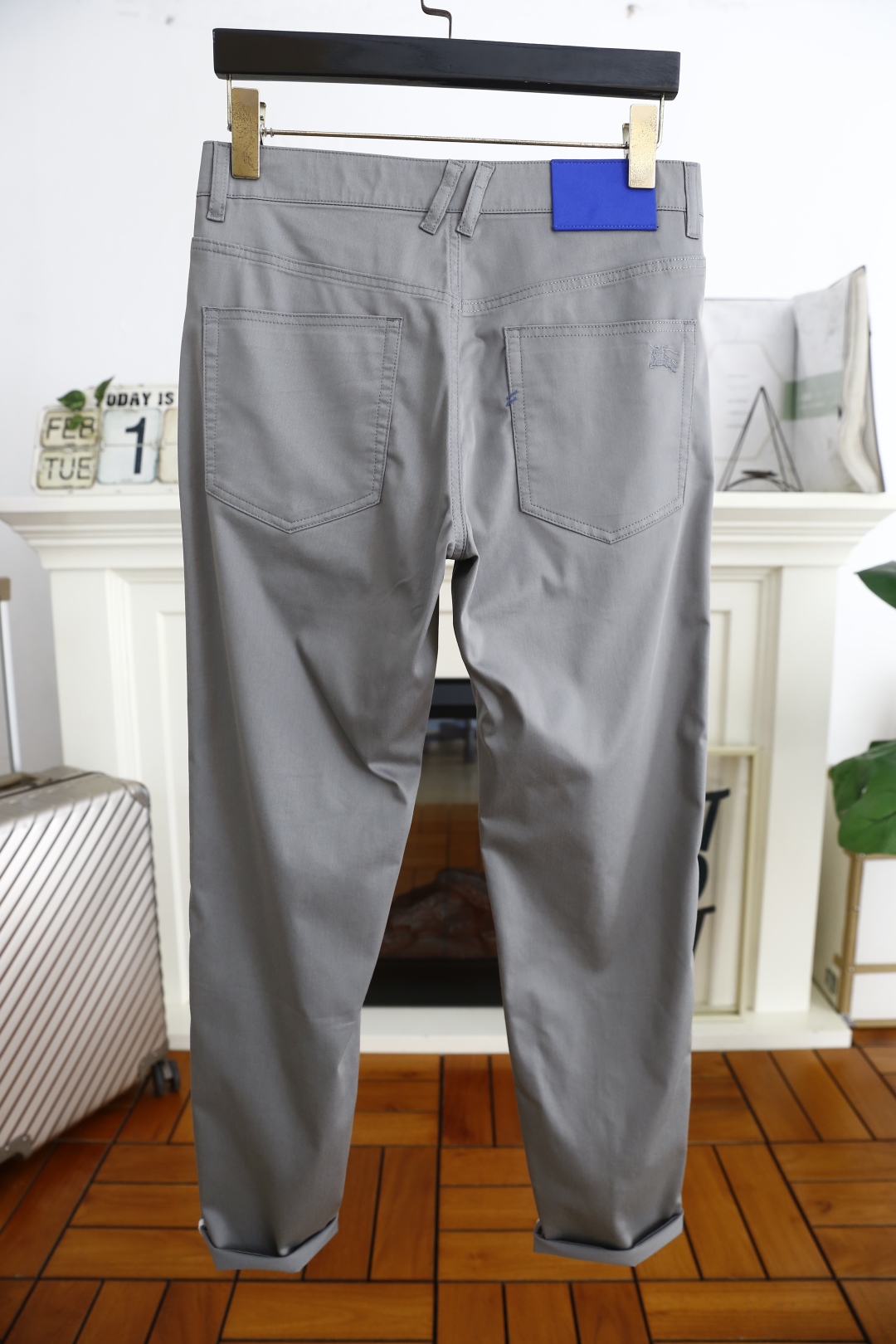 🔥巴宝丽/Burbe*ry.
25春季新品🆕时尚男士西裤！采用舒适棉质面料，奢华经典皮牌战马LOGO设计