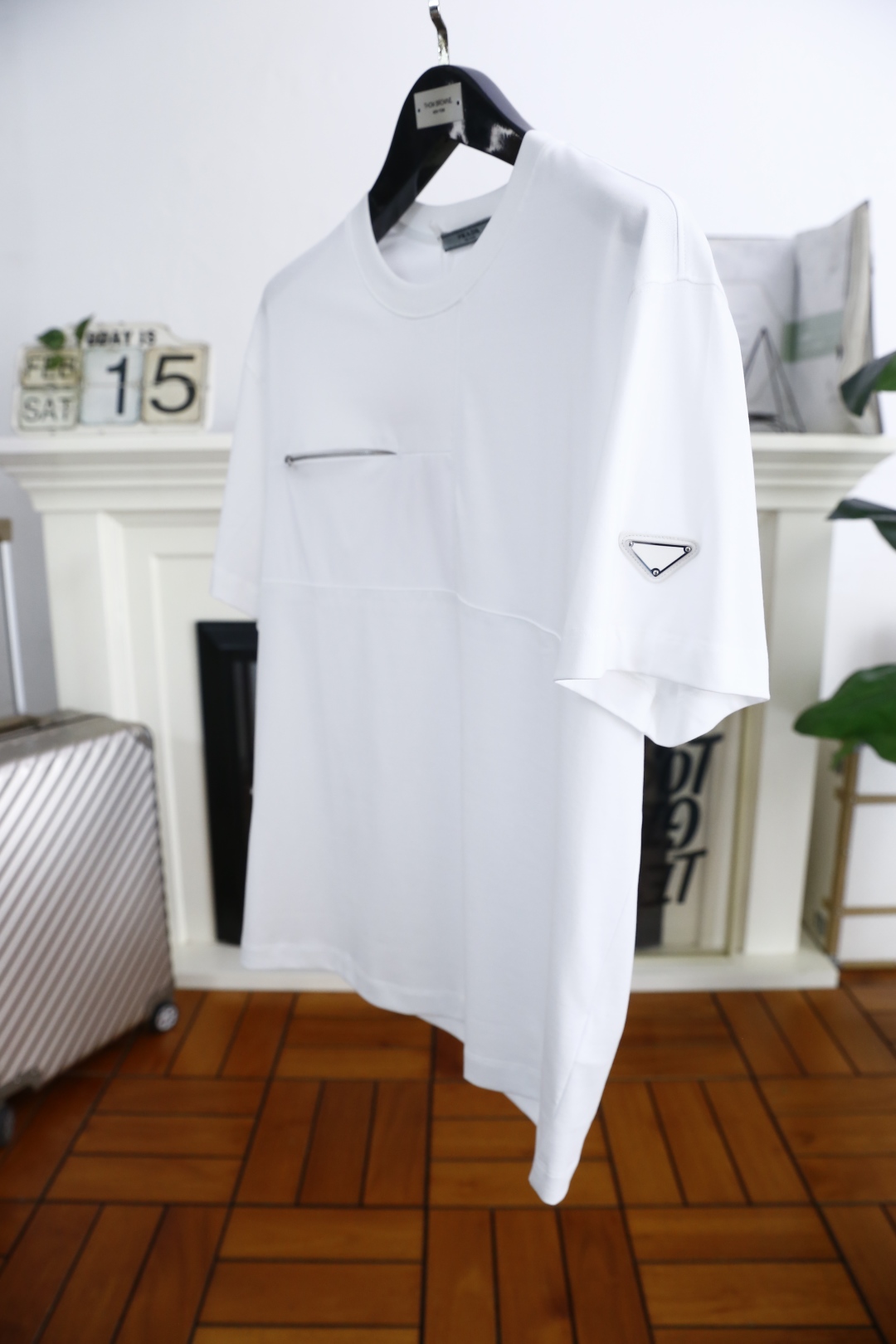 🔥普拉*/Pr*da.
2025春季新品男士圆领短袖🍃胸前奢华品牌三角标LOGO标识标注👍🏼上身就能体会