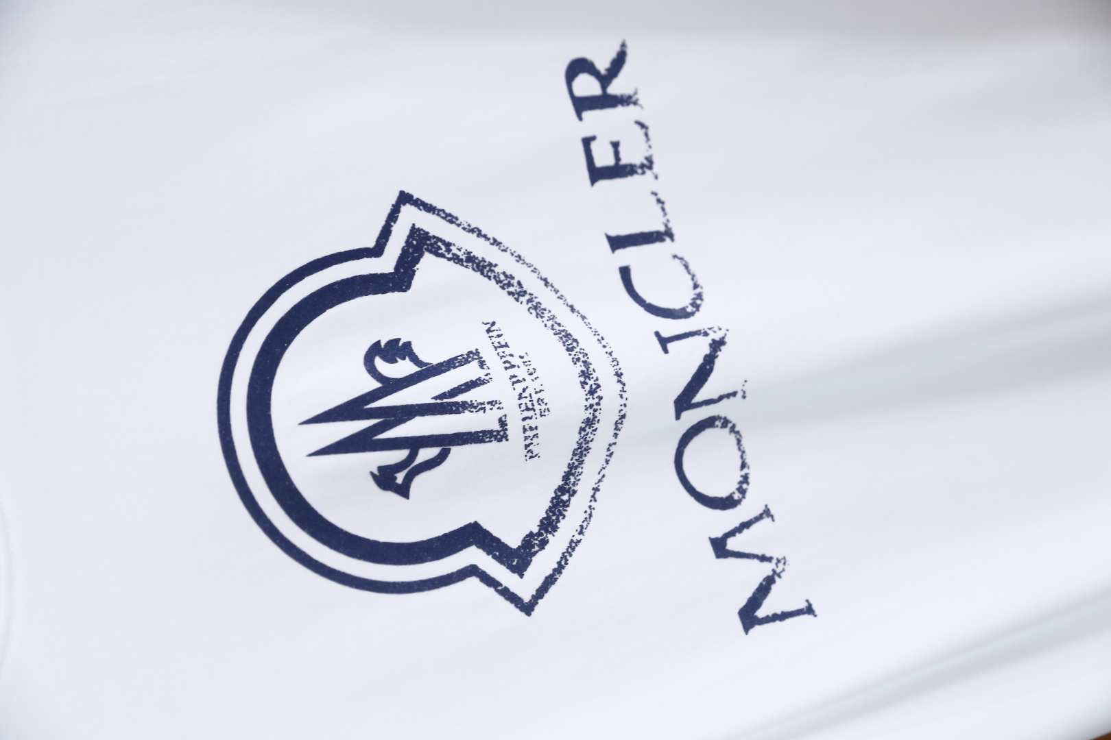 🔥蒙口/Mon*ler.
25春季新款！经典圆领男士短袖👍🏻时尚单品设计，更加时尚舒适，高标准定制，上身