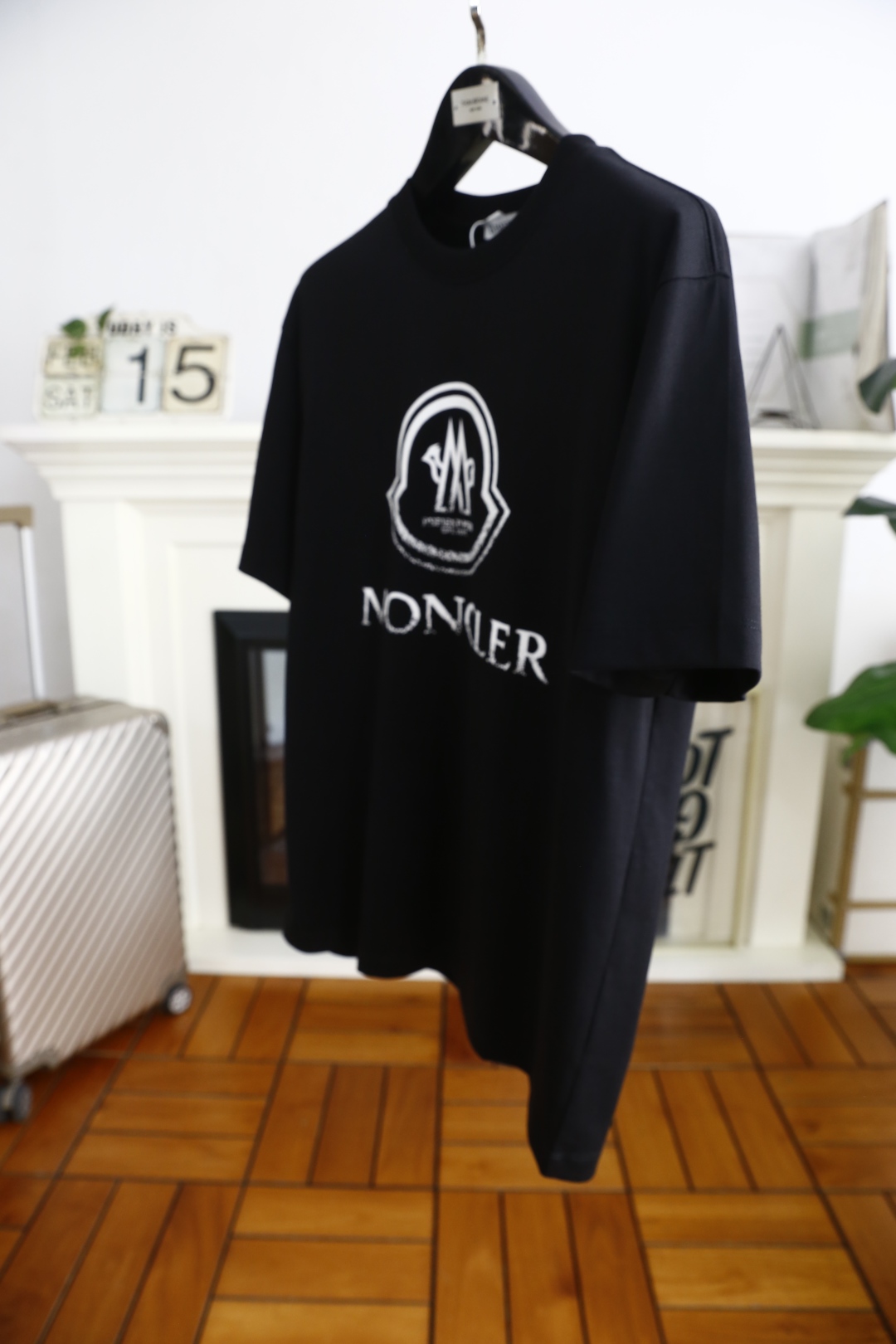 🔥蒙口/Mon*ler.
25春季新款！经典圆领男士短袖👍🏻时尚单品设计，更加时尚舒适，高标准定制，上身