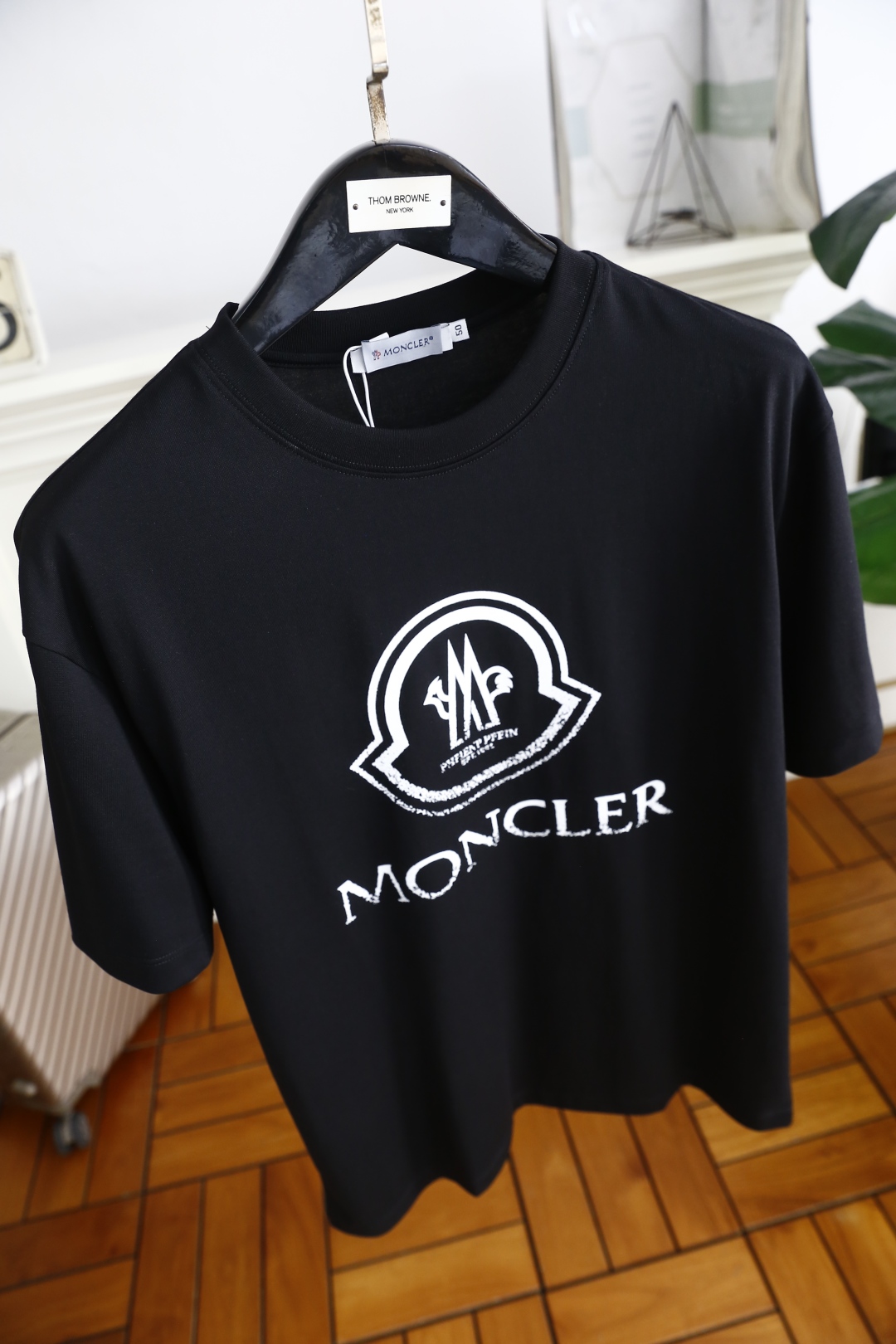 🔥蒙口/Mon*ler.
25春季新款！经典圆领男士短袖👍🏻时尚单品设计，更加时尚舒适，高标准定制，上身