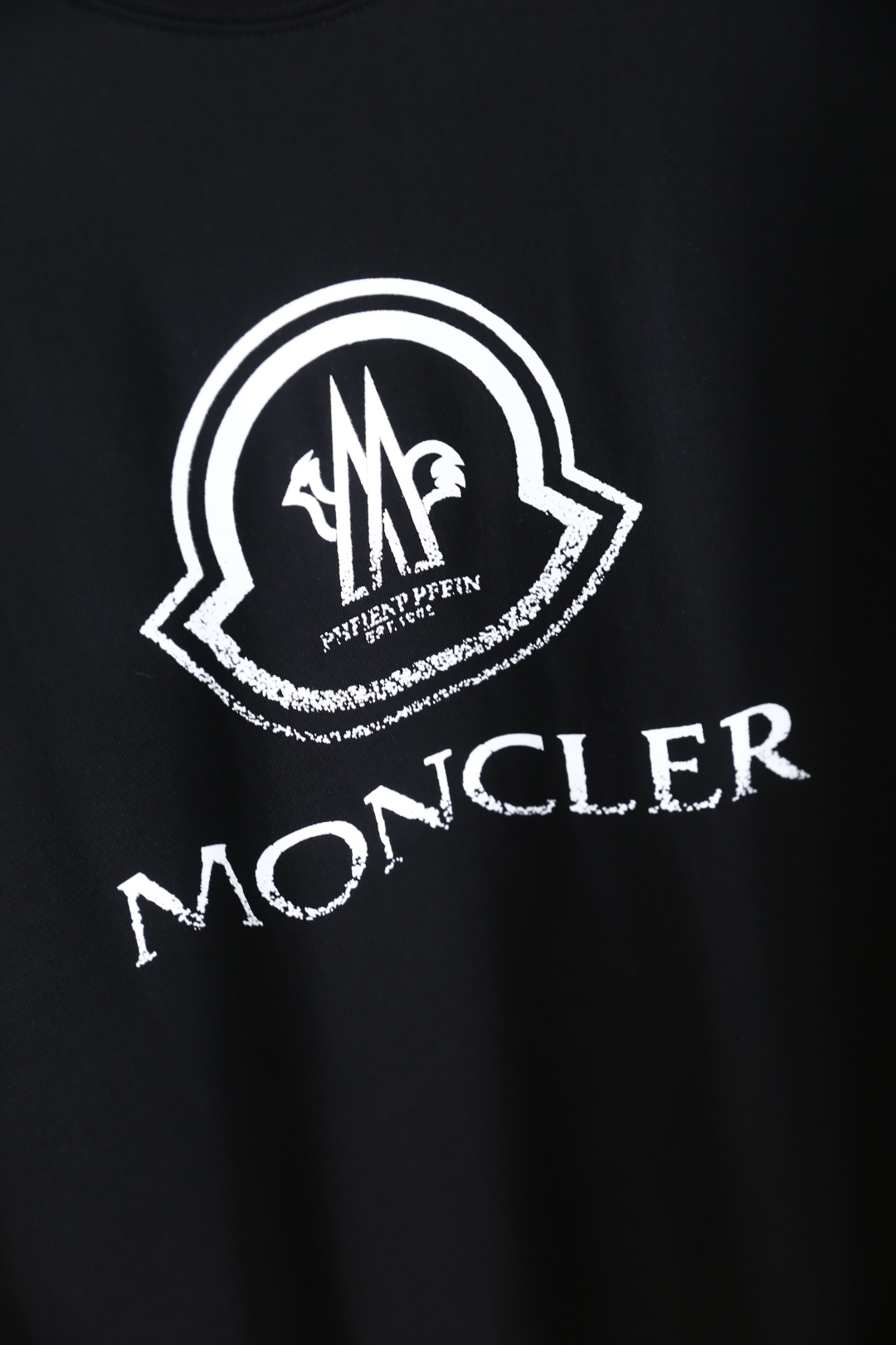 🔥蒙口/Mon*ler.
25春季新款！经典圆领男士短袖👍🏻时尚单品设计，更加时尚舒适，高标准定制，上身