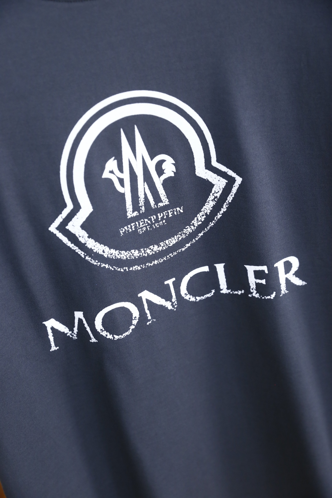🔥蒙口/Mon*ler.
25春季新款！经典圆领男士短袖👍🏻时尚单品设计，更加时尚舒适，高标准定制，上身