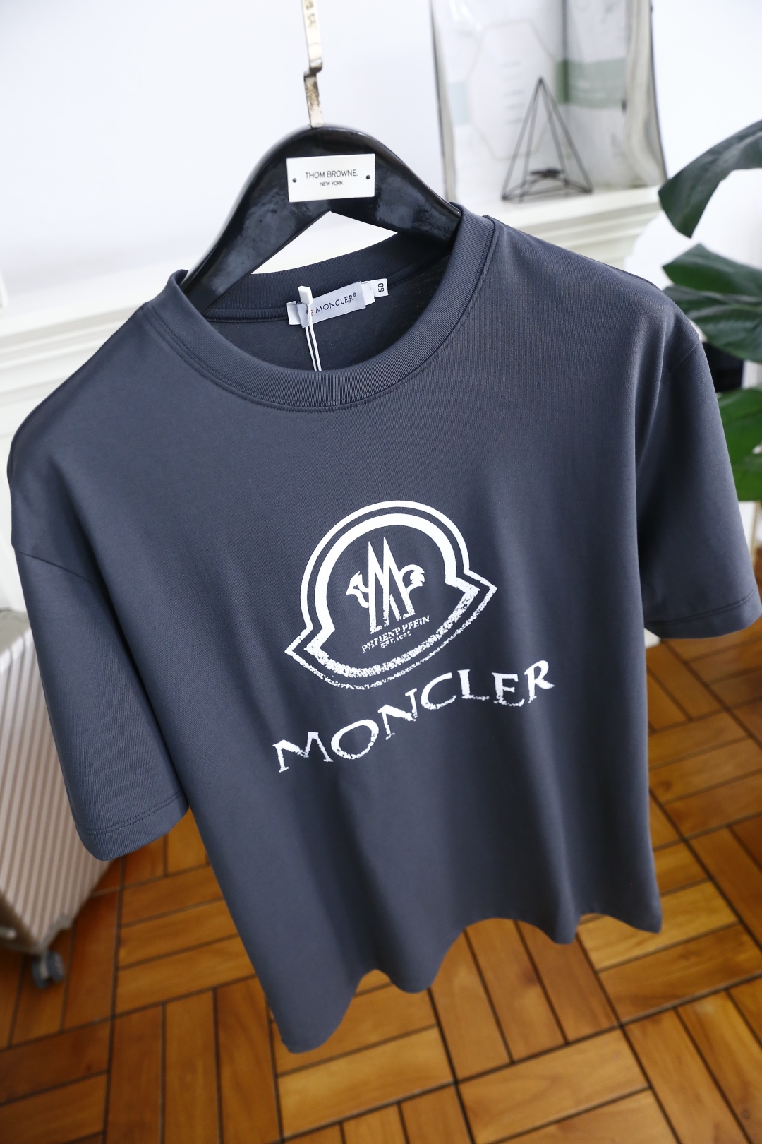 🔥蒙口/Mon*ler.
25春季新款！经典圆领男士短袖👍🏻时尚单品设计，更加时尚舒适，高标准定制，上身