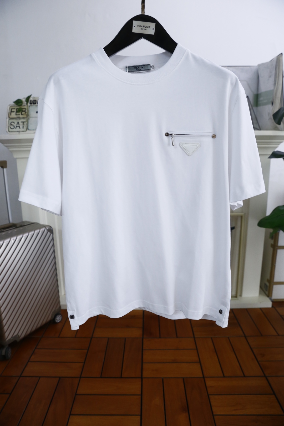 🔥普拉*/Pr*da.
2025春季新品男士圆领短袖🍃胸前奢华品牌三角标LOGO标识标注👍🏼上身就能体会