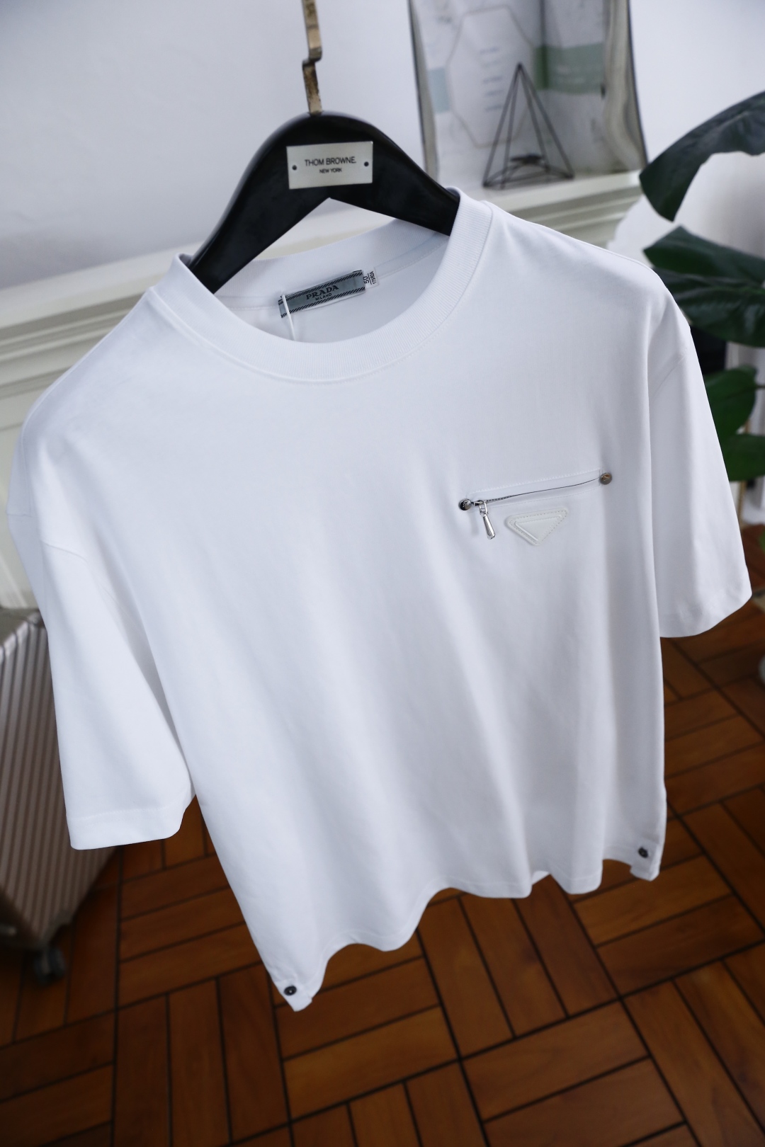 🔥普拉*/Pr*da.
2025春季新品男士圆领短袖🍃胸前奢华品牌三角标LOGO标识标注👍🏼上身就能体会