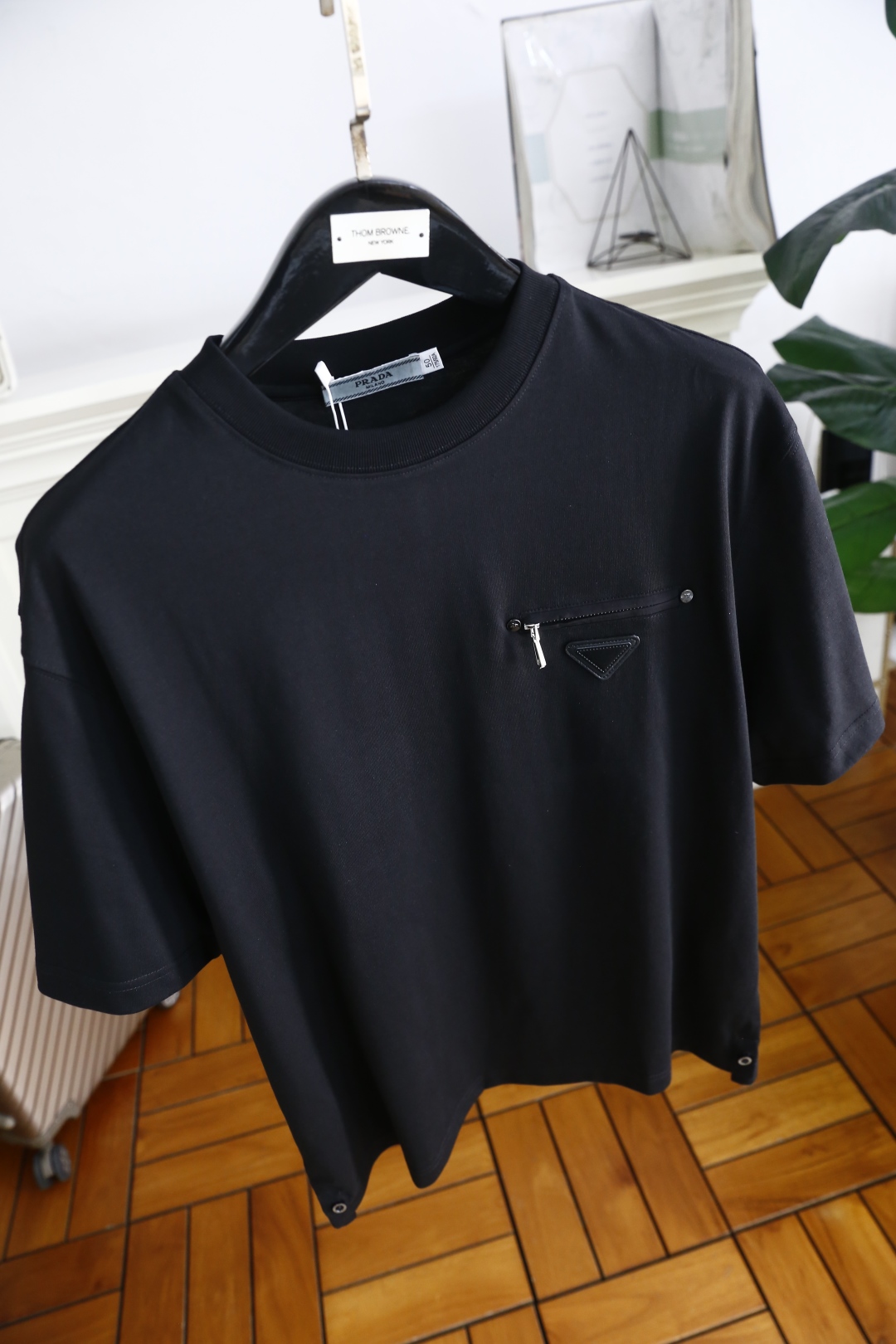 🔥普拉*/Pr*da.
2025春季新品男士圆领短袖🍃胸前奢华品牌三角标LOGO标识标注👍🏼上身就能体会