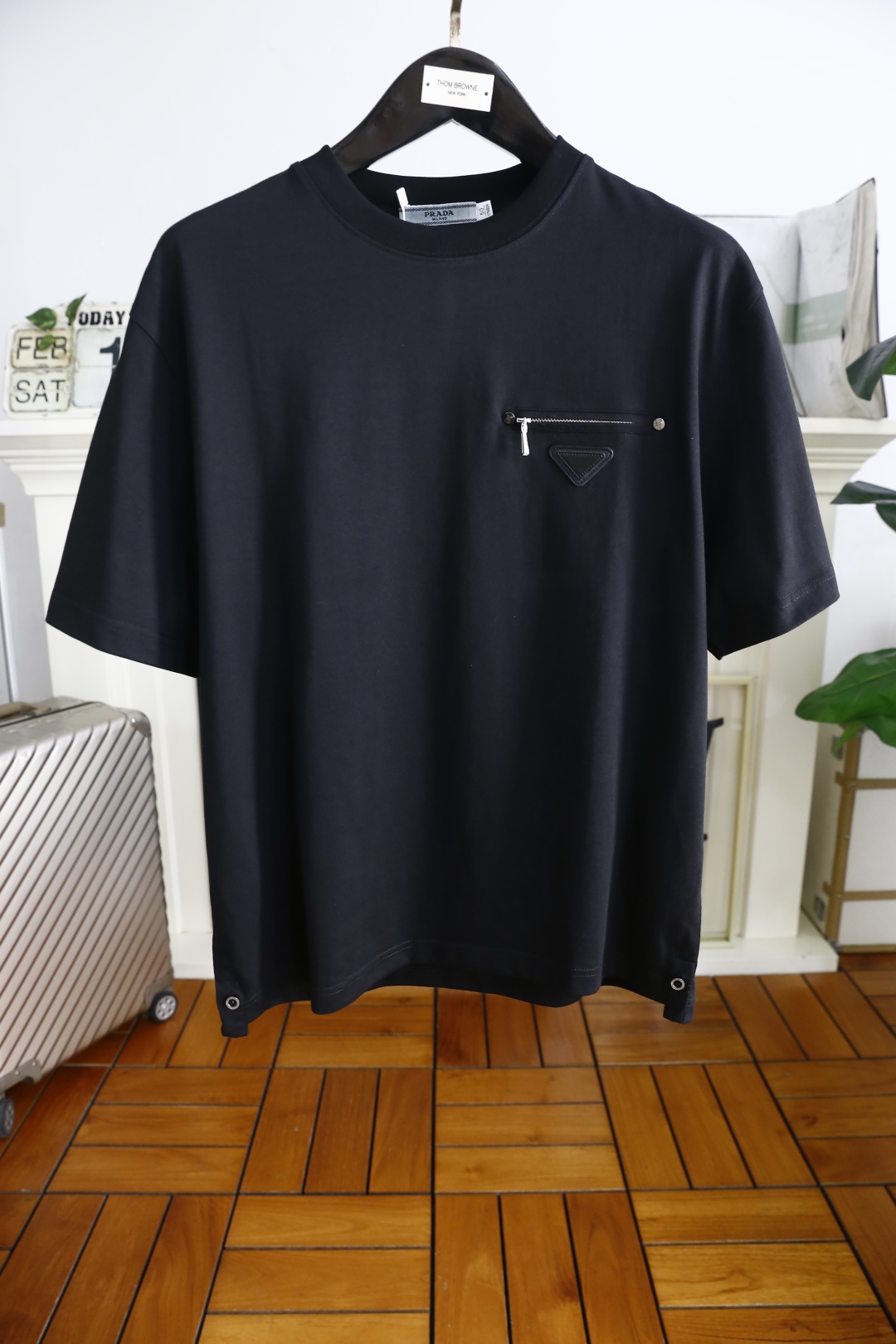 🔥普拉*/Pr*da.
2025春季新品男士圆领短袖🍃胸前奢华品牌三角标LOGO标识标注👍🏼上身就能体会