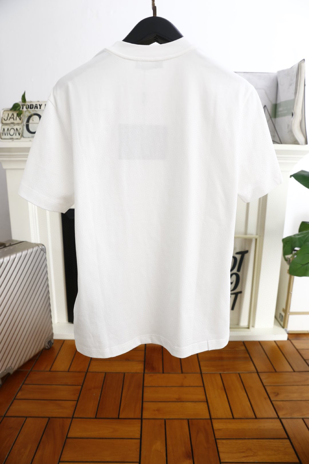 🔥普拉*/Pr*da.
25早春新品！时尚男士圆领短袖🍃胸前奢华经典品牌LOGO标识标注👍🏼上身就能体会