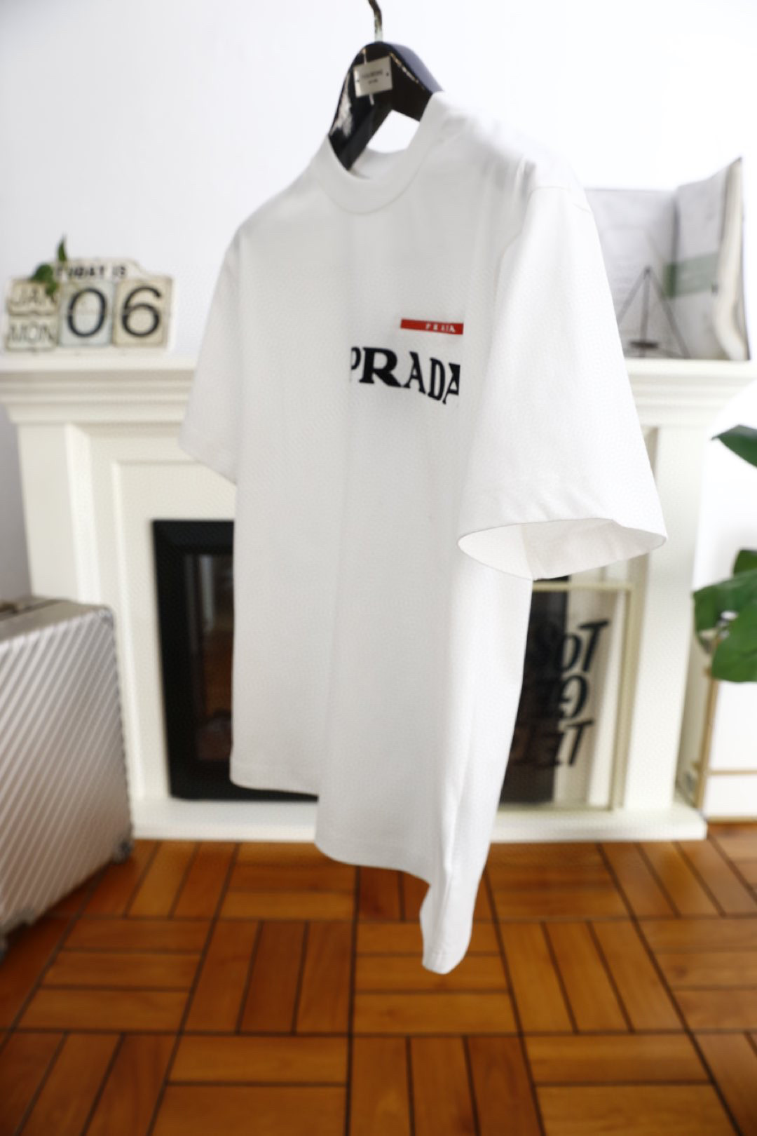 🔥普拉*/Pr*da.
25早春新品！时尚男士圆领短袖🍃胸前奢华经典品牌LOGO标识标注👍🏼上身就能体会