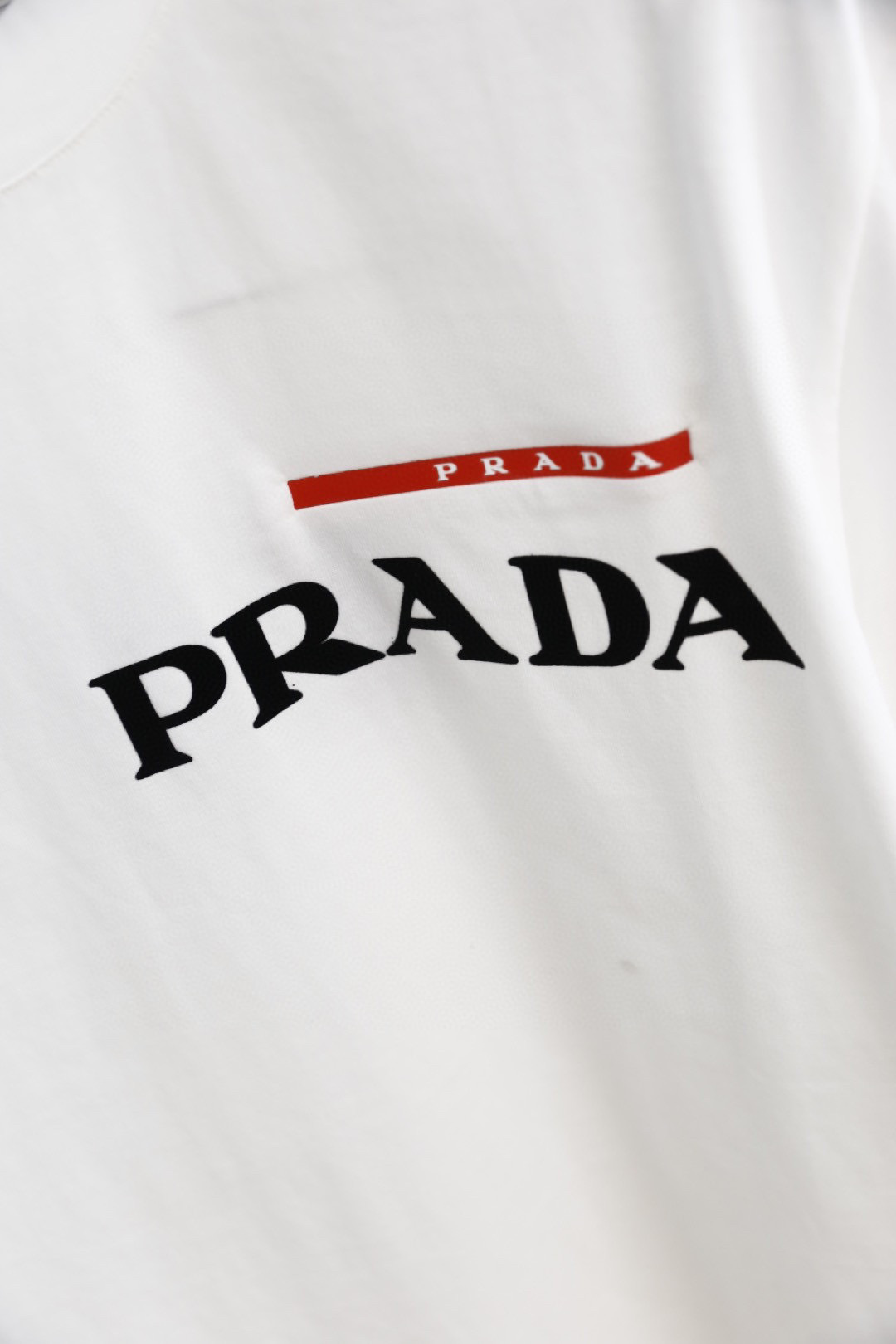 🔥普拉*/Pr*da.
25早春新品！时尚男士圆领短袖🍃胸前奢华经典品牌LOGO标识标注👍🏼上身就能体会