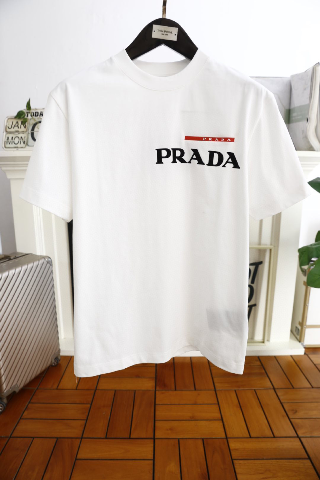 🔥普拉*/Pr*da.
25早春新品！时尚男士圆领短袖🍃胸前奢华经典品牌LOGO标识标注👍🏼上身就能体会