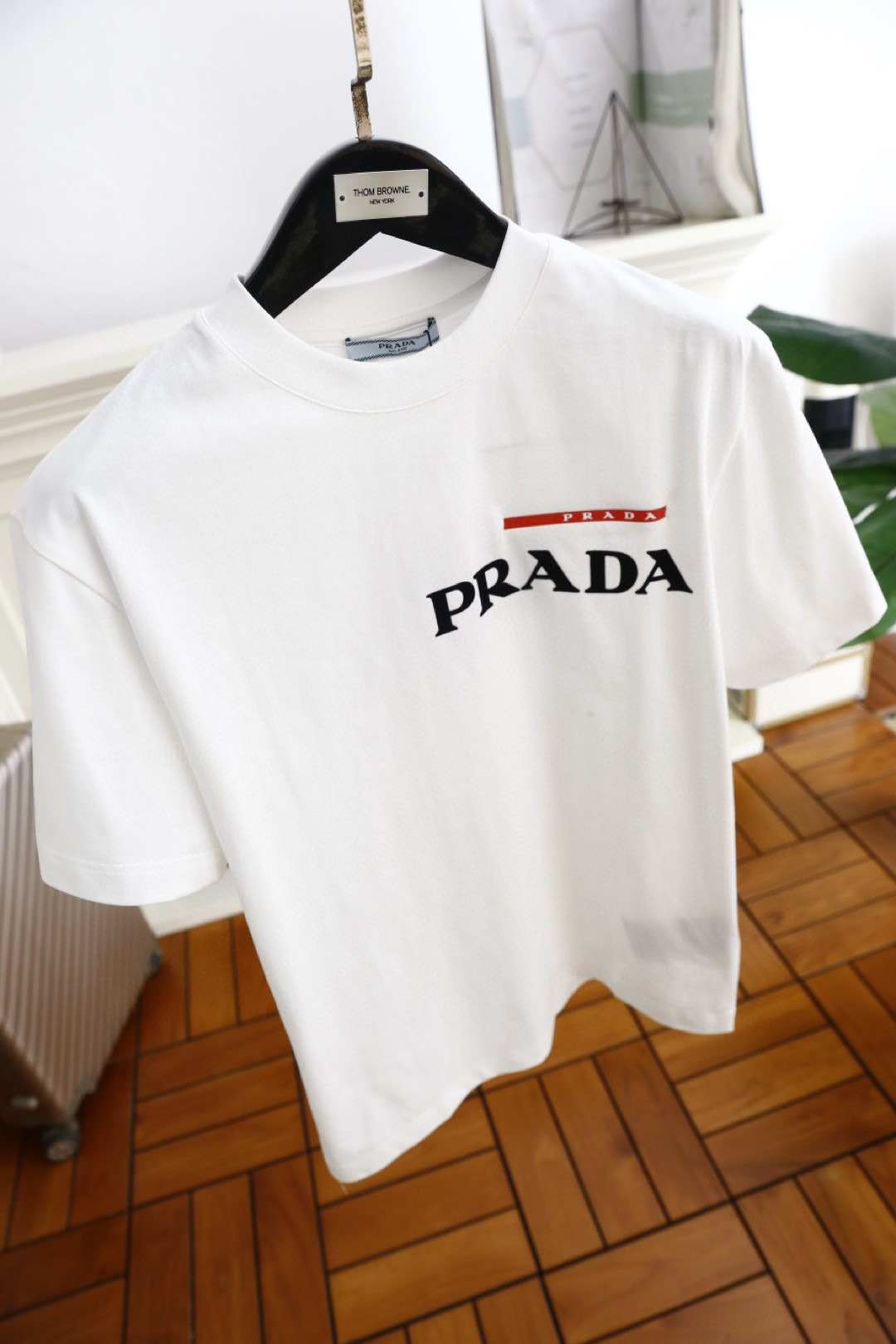 🔥普拉*/Pr*da.
25早春新品！时尚男士圆领短袖🍃胸前奢华经典品牌LOGO标识标注👍🏼上身就能体会