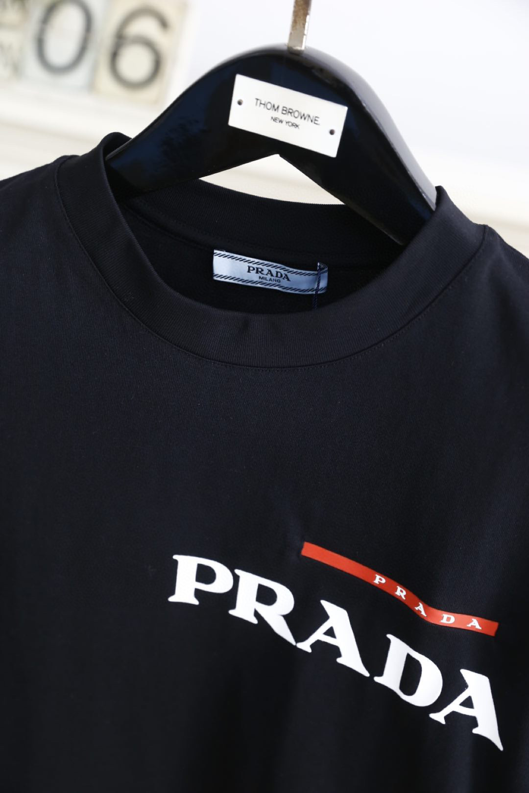 🔥普拉*/Pr*da.
25早春新品！时尚男士圆领短袖🍃胸前奢华经典品牌LOGO标识标注👍🏼上身就能体会