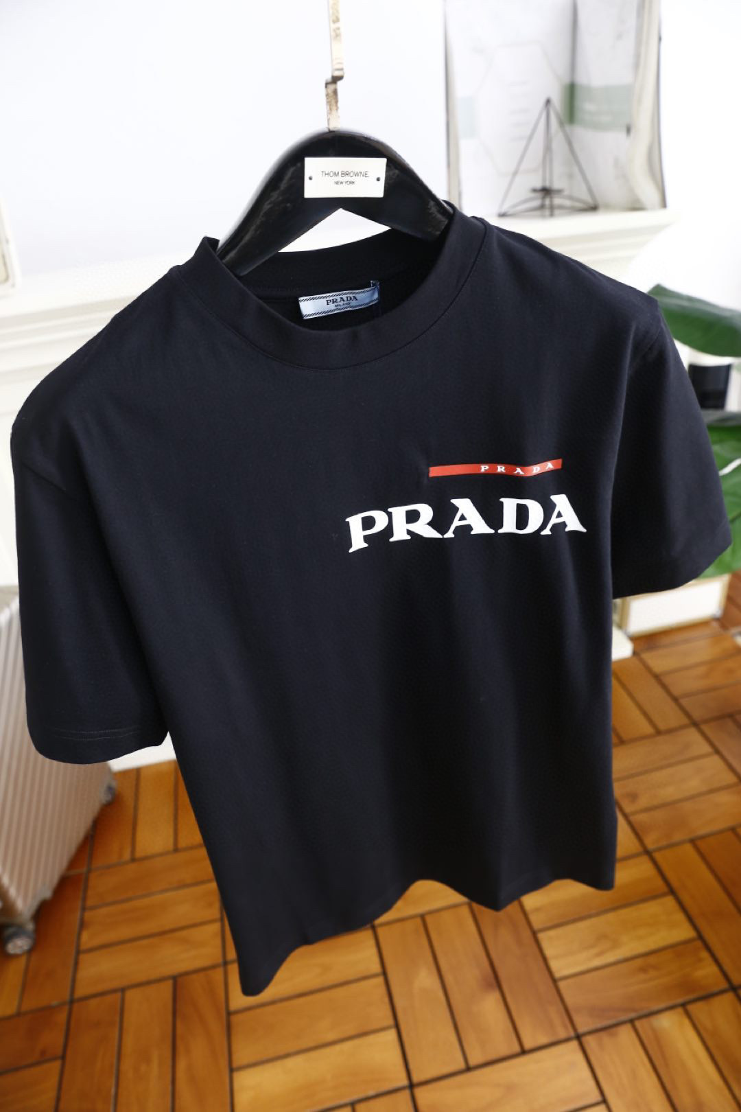 🔥普拉*/Pr*da.
25早春新品！时尚男士圆领短袖🍃胸前奢华经典品牌LOGO标识标注👍🏼上身就能体会
