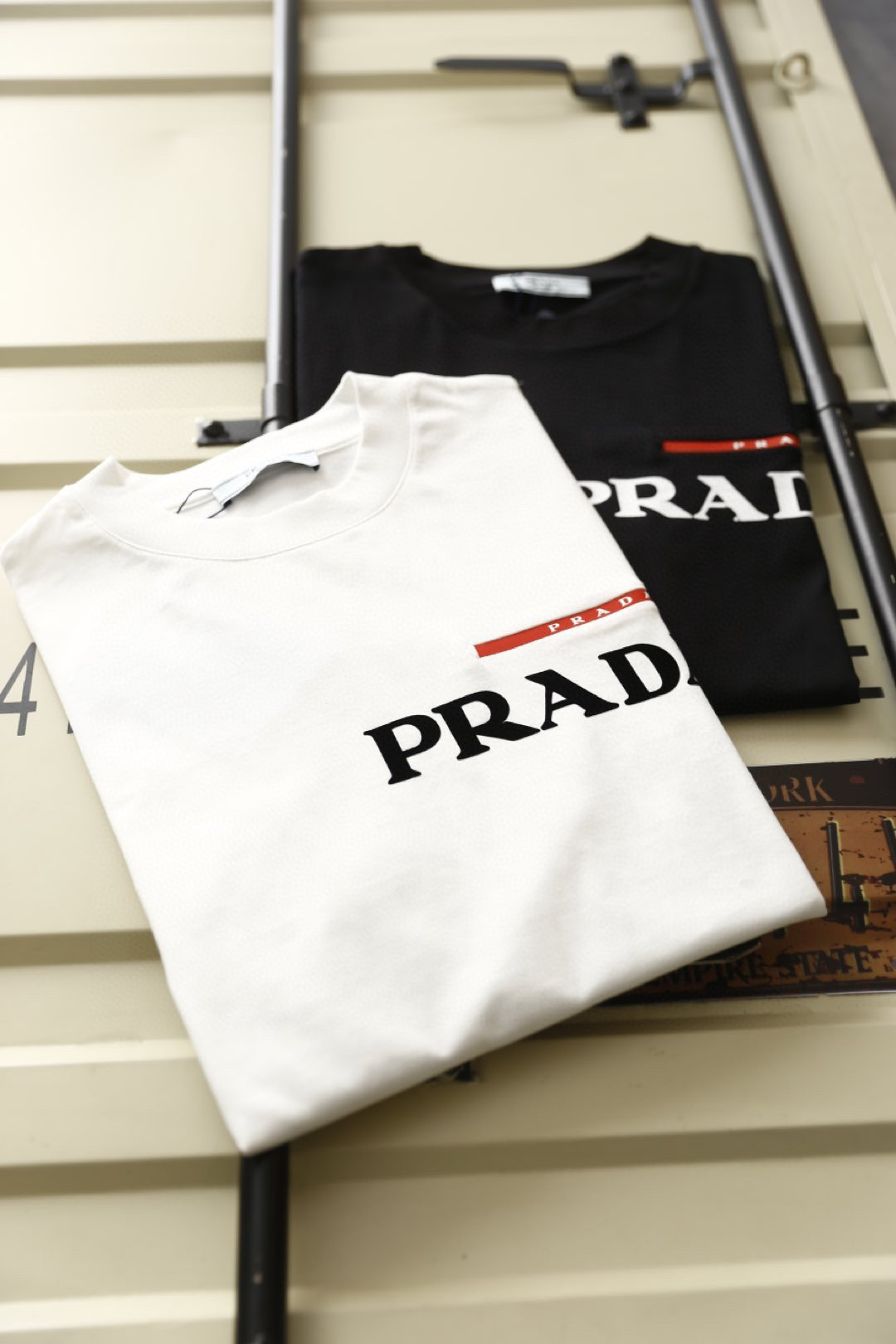 🔥普拉*/Pr*da.
25早春新品！时尚男士圆领短袖🍃胸前奢华经典品牌LOGO标识标注👍🏼上身就能体会