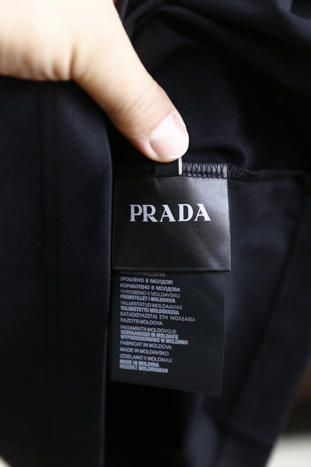 🔥普拉*/Pr*da.
25早春新品！时尚男士圆领短袖🍃胸前奢华经典品牌LOGO标识标注👍🏼上身就能体会