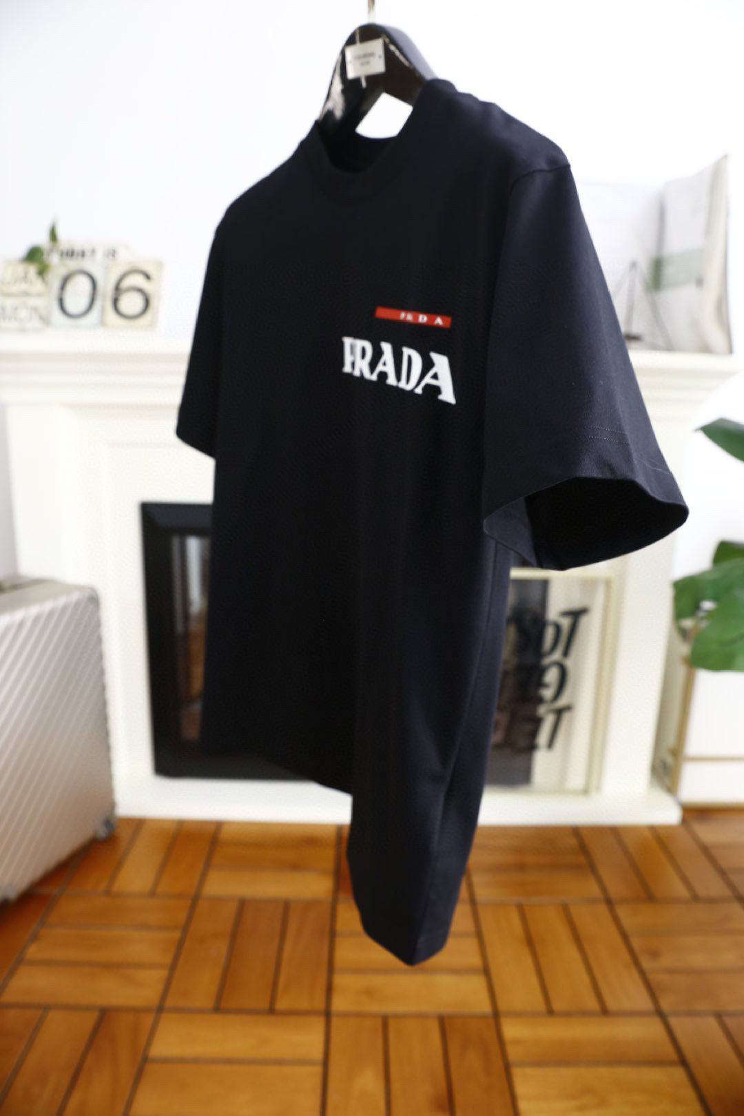 🔥普拉*/Pr*da.
25早春新品！时尚男士圆领短袖🍃胸前奢华经典品牌LOGO标识标注👍🏼上身就能体会