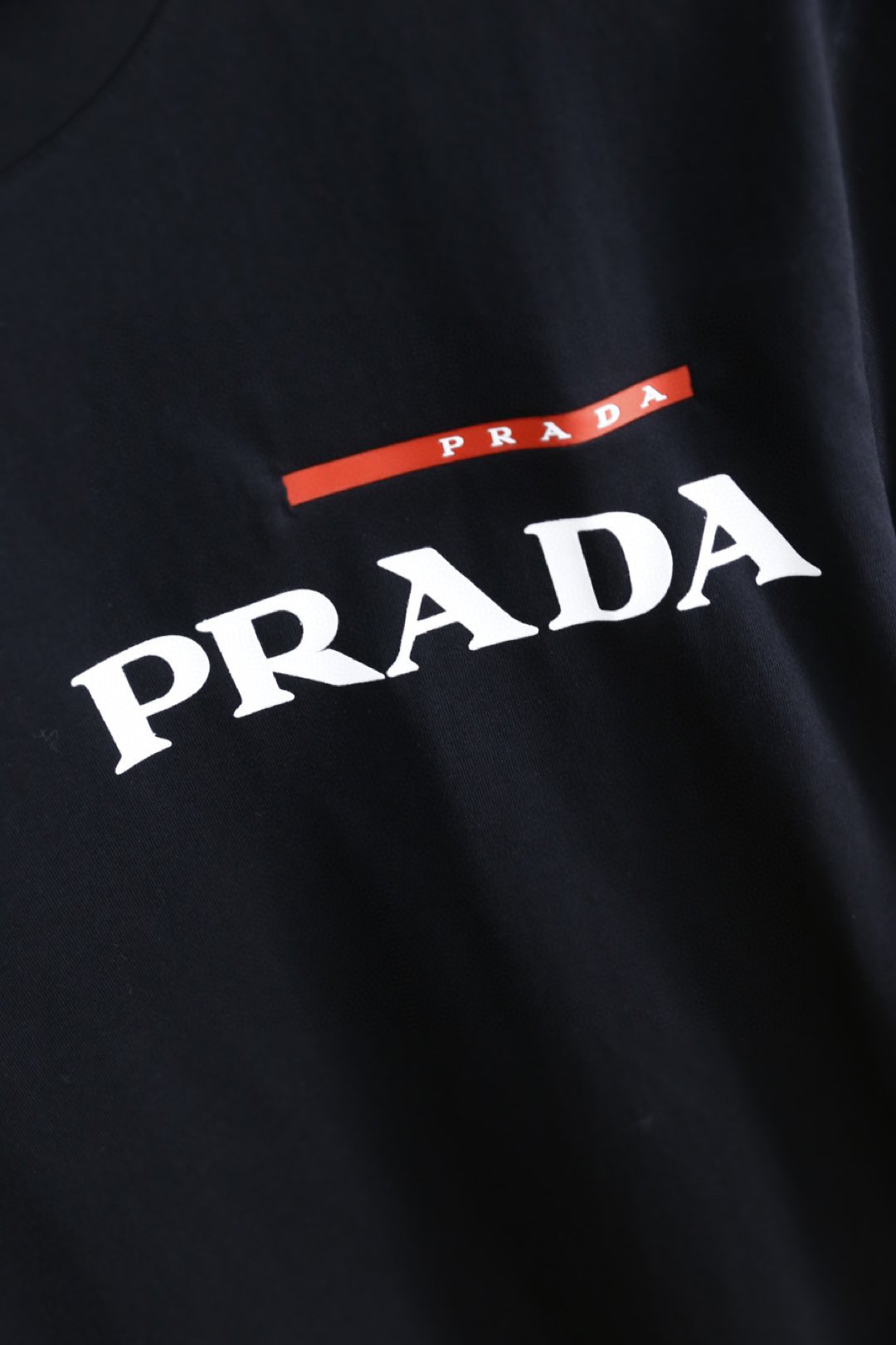🔥普拉*/Pr*da.
25早春新品！时尚男士圆领短袖🍃胸前奢华经典品牌LOGO标识标注👍🏼上身就能体会