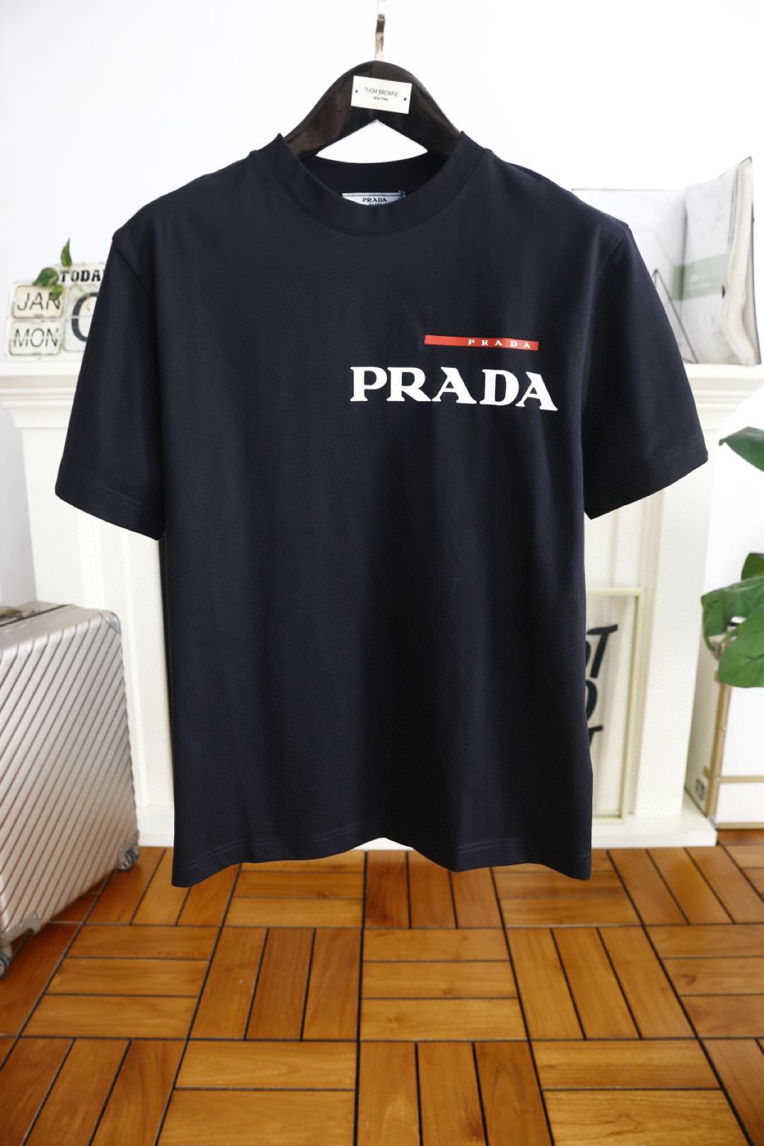🔥普拉*/Pr*da.
25早春新品！时尚男士圆领短袖🍃胸前奢华经典品牌LOGO标识标注👍🏼上身就能体会