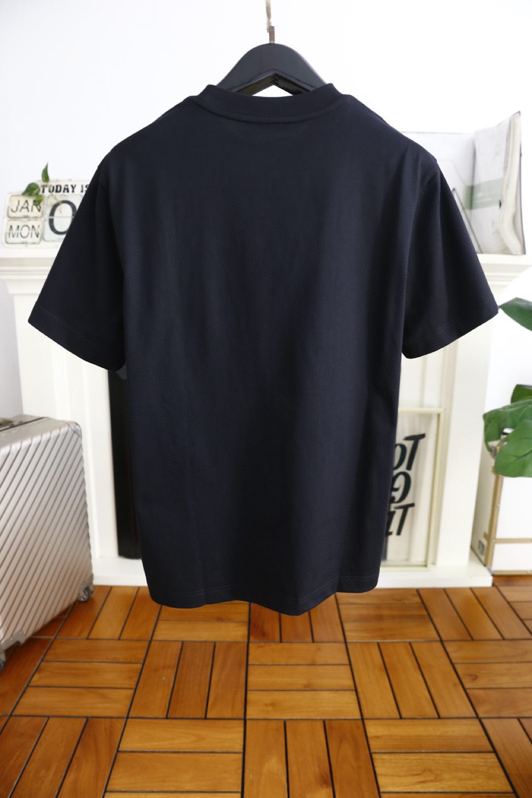 🔥普拉*/Pr*da.
25早春新品！时尚男士圆领短袖🍃胸前奢华经典品牌LOGO标识标注👍🏼上身就能体会