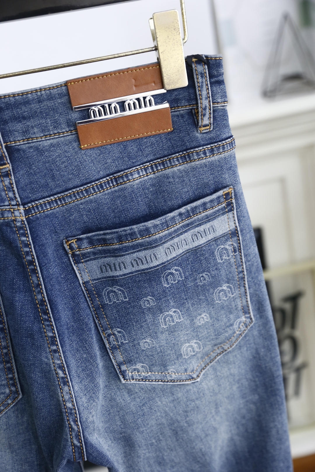 🔥MIUMIU.
25春季新品🆕时尚男士休闲牛仔裤！海外专柜GW同步上市，采用客供水洗弹力牛仔裤腿👍奢华