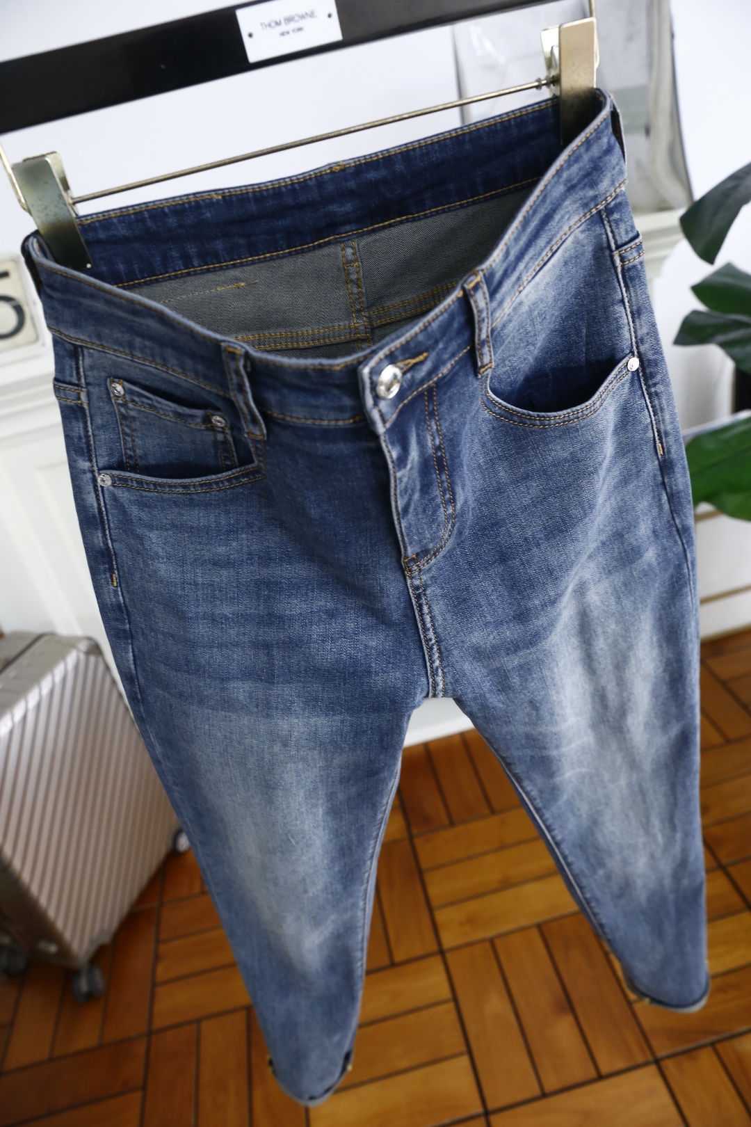 🔥MIUMIU.
25春季新品🆕时尚男士休闲牛仔裤！海外专柜GW同步上市，采用客供水洗弹力牛仔裤腿👍奢华