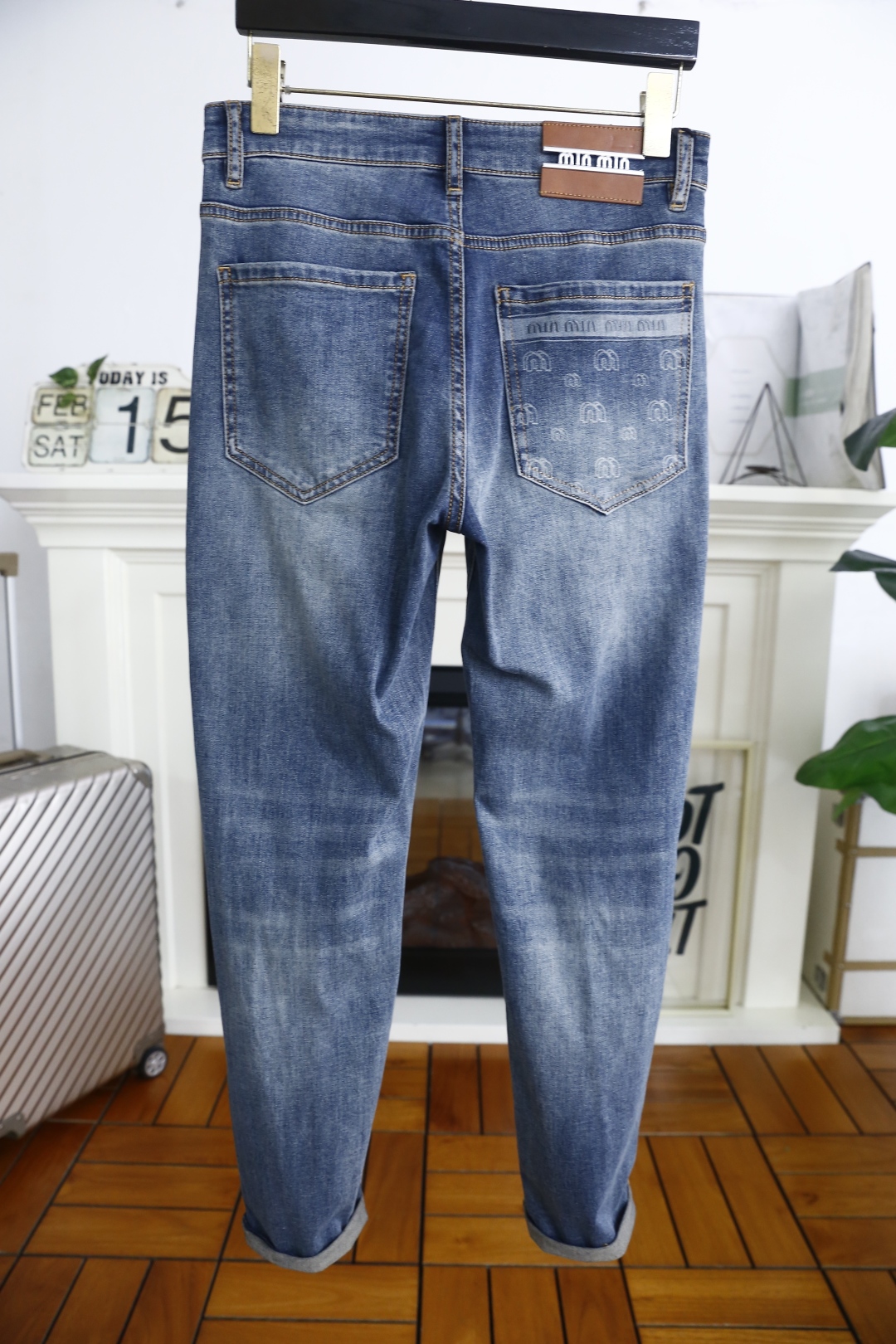 🔥MIUMIU.
25春季新品🆕时尚男士休闲牛仔裤！海外专柜GW同步上市，采用客供水洗弹力牛仔裤腿👍奢华