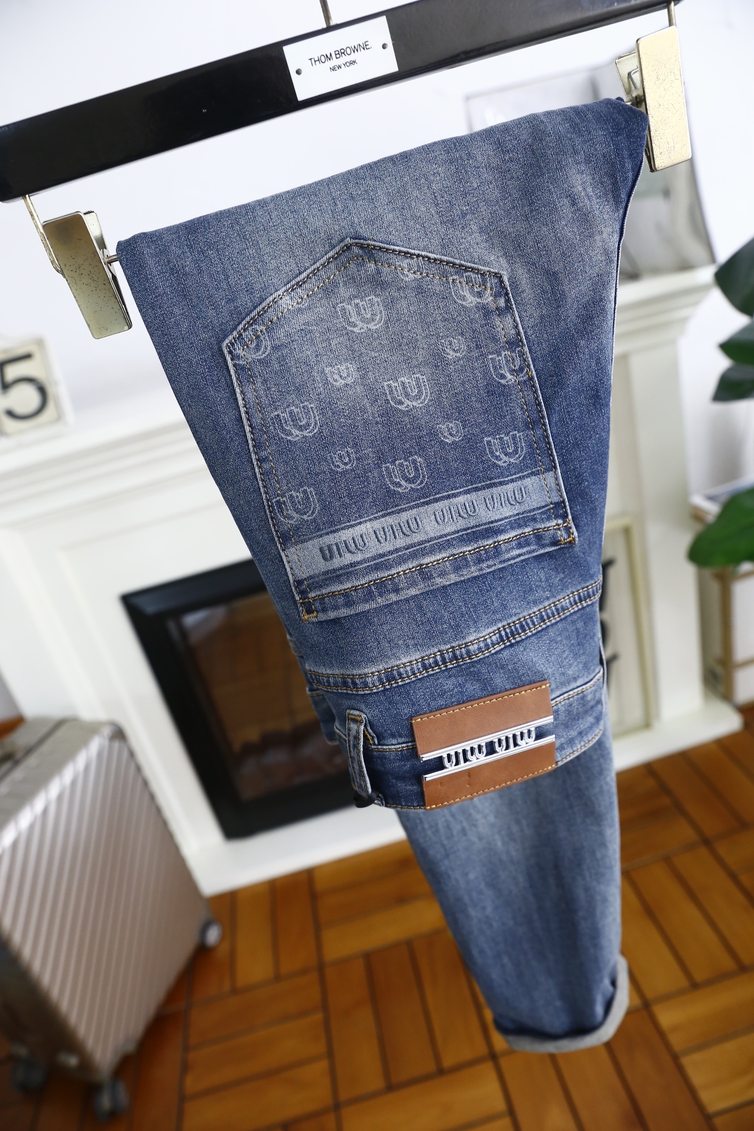 🔥MIUMIU.
25春季新品🆕时尚男士休闲牛仔裤！海外专柜GW同步上市，采用客供水洗弹力牛仔裤腿👍奢华