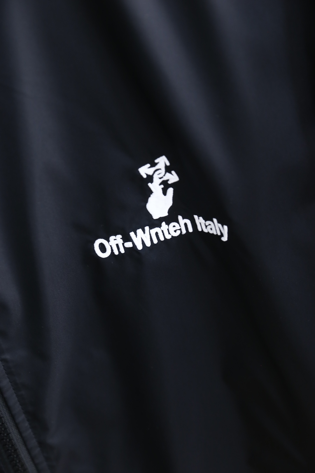🔥OFF.
2025春季新品男士夹克外套！贸易公司渠道货 人气极高的一款单品！时尚立领搭配👍🏼奢华经典品