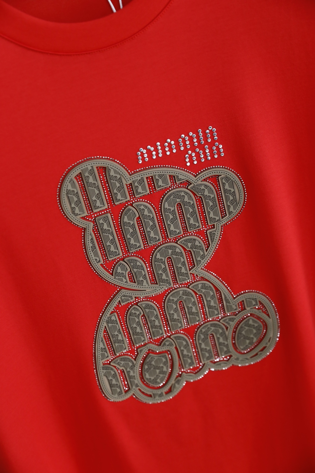 🔥MIUMIU.
2025春季新款！时尚男士休闲圆领短袖👍时尚单品设计，更加时尚舒适，高标准定制，上身非