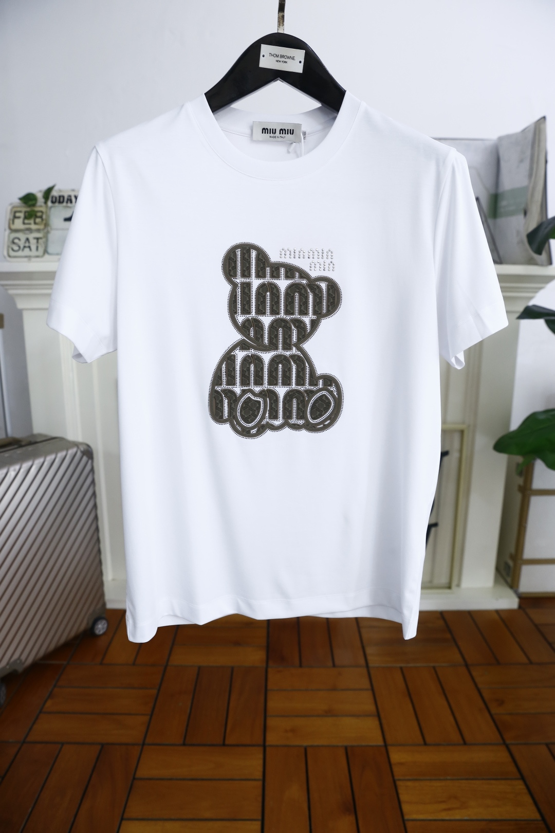 NO:118956,MIUMIU. New spring 2025!  Fashionable men's casual round neck short-sleeved fashion item design, more fashionable and comfortable, high-standard customization, very stylish upper body, luxury classic brand custom LOGO pattern Customer-supplied auxiliary materials, customer-supplied imported high-end double mercerized cotton fabric with very delicate texture, exquisite details and exquisite craftsmanship, extremely shaping item, can be matched with any fashion, super good style, a must-have item for trendy men. Counter size: M-3XL, shipped the next day!  ,miumiu,T-shirt,alexander wang19860909MIUMIU. 2025春季新款！时尚男士休闲圆领短袖时尚单品设计,更加时尚舒适,高标准定制,上身非常有型,奢华经典品牌定制LOGO 图案 客供辅料,客供进口高档双丝光棉面料质感非常细腻,细节工艺精湛考究,塑造性极高的一款单品,任何时装都可以搭配,版型超级好 潮男必备单品 专柜尺码:M-3XL,隔天出货！,,miumiu,T-shirt,alexander wang,Men's clothing